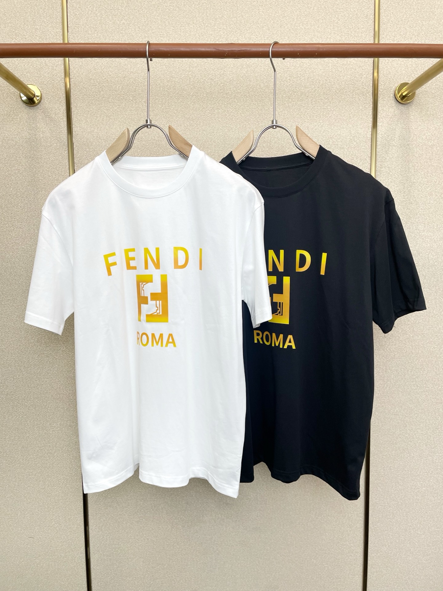 。FENDI芬迪💥砸锅卖铁都要上的新款新款原单男士休闲短袖 高端定制 高端版本 时尚百搭爆款⚠️⚠️✨✨