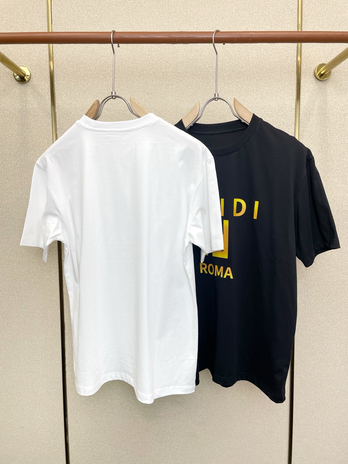 。FENDI芬迪💥砸锅卖铁都要上的新款新款原单男士休闲短袖 高端定制 高端版本 时尚百搭爆款⚠️⚠️✨✨