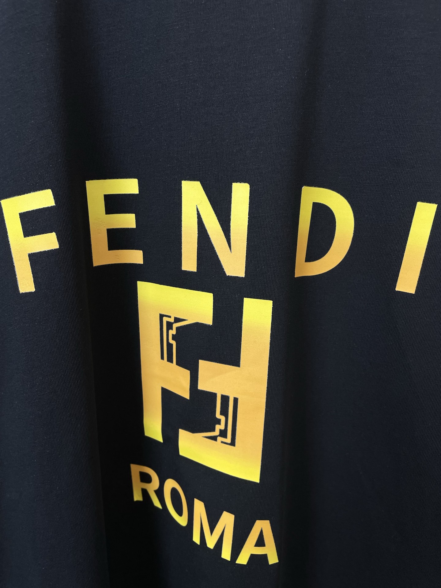 。FENDI芬迪💥砸锅卖铁都要上的新款新款原单男士休闲短袖 高端定制 高端版本 时尚百搭爆款⚠️⚠️✨✨