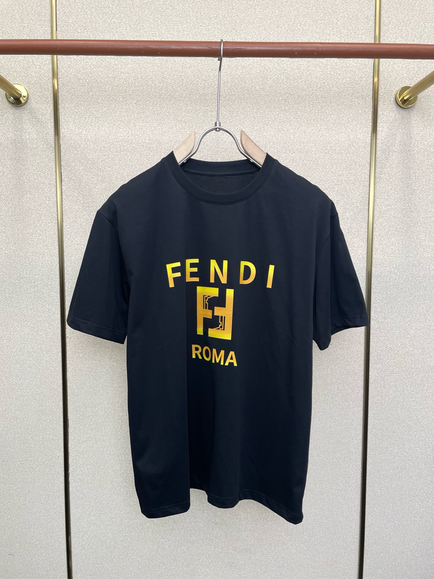 。FENDI芬迪💥砸锅卖铁都要上的新款新款原单男士休闲短袖 高端定制 高端版本 时尚百搭爆款⚠️⚠️✨✨