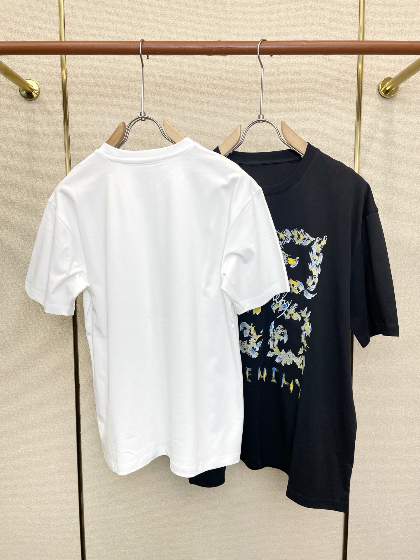 。Givenchy纪梵希💥砸锅卖铁都要上的新款新款原单男士休闲短袖 高端定制 高端版本 时尚百搭爆款⚠️