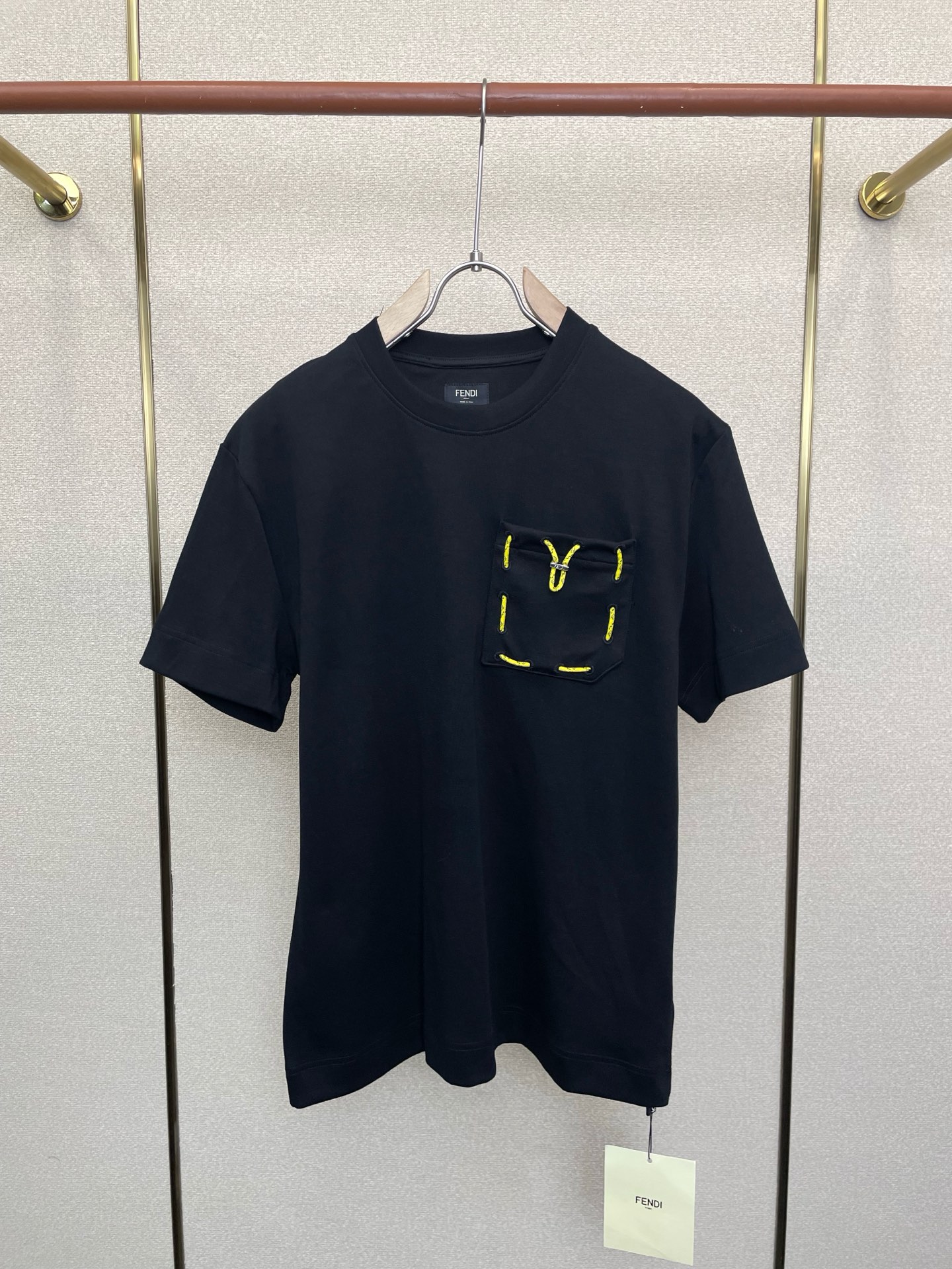 。FENDI芬迪💥砸锅卖铁都要上的新款新款原单男士休闲短袖 高端定制 高端版本 时尚百搭爆款⚠️⚠️✨✨