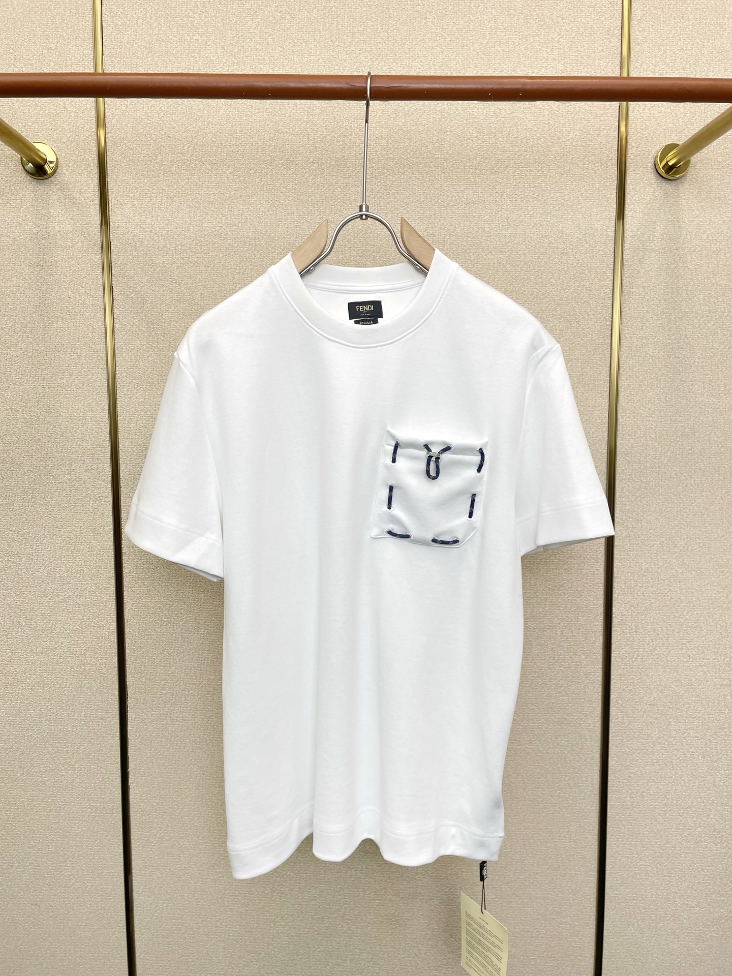 。FENDI芬迪💥砸锅卖铁都要上的新款新款原单男士休闲短袖 高端定制 高端版本 时尚百搭爆款⚠️⚠️✨✨