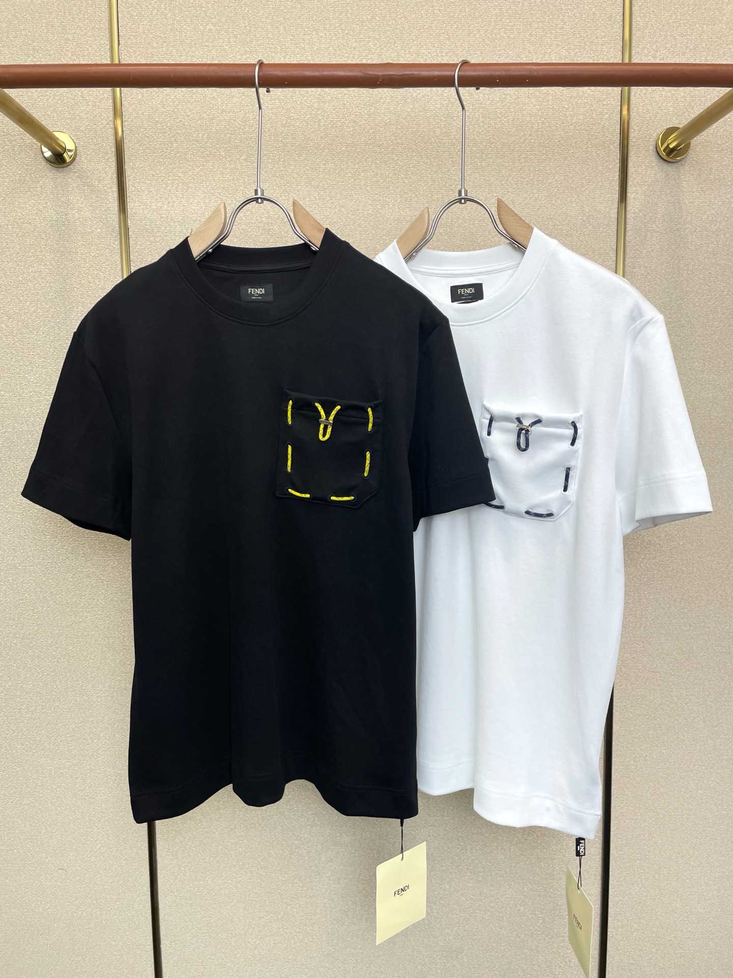 。FENDI芬迪💥砸锅卖铁都要上的新款新款原单男士休闲短袖 高端定制 高端版本 时尚百搭爆款⚠️⚠️✨✨