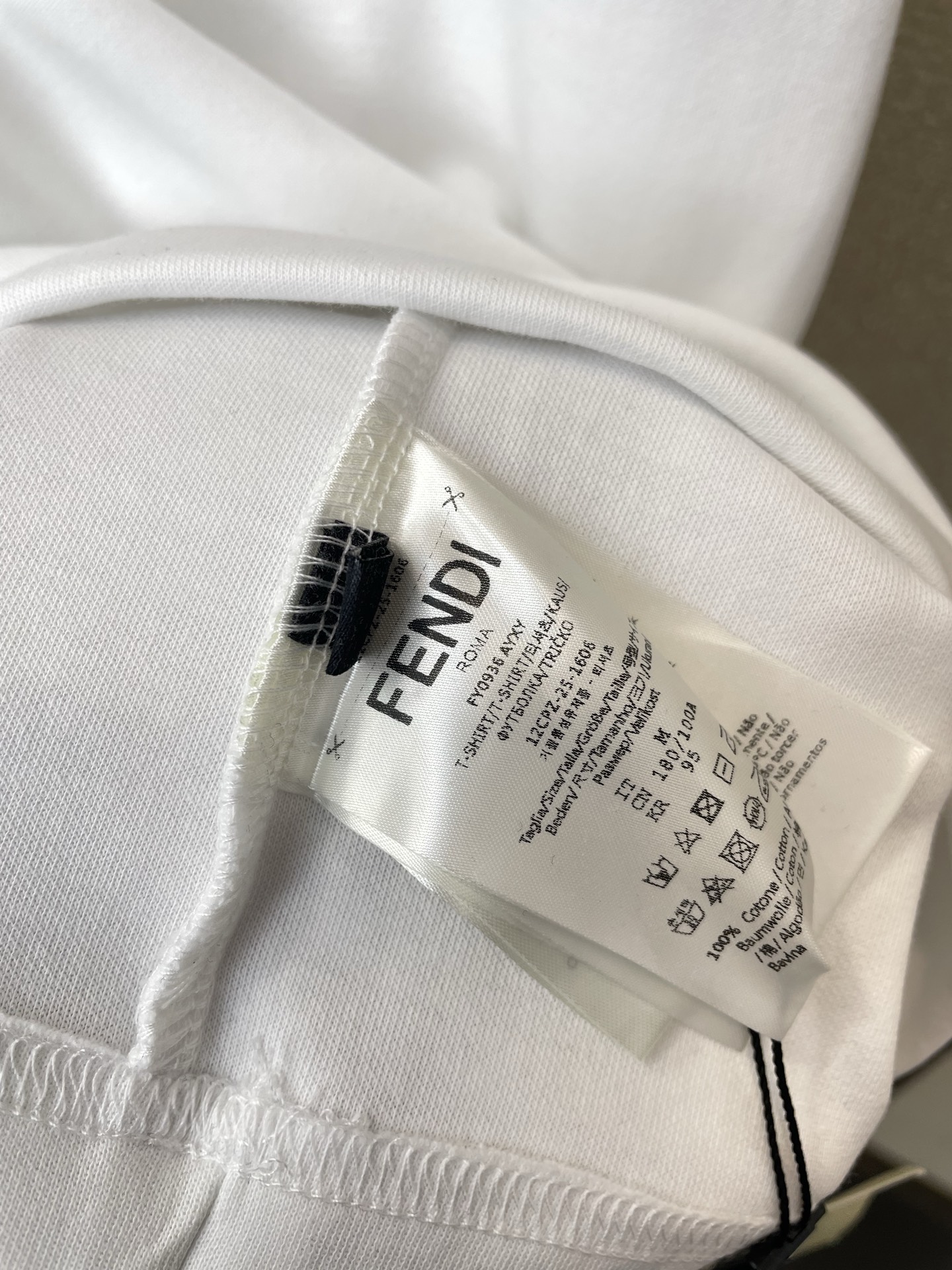 。FENDI芬迪💥砸锅卖铁都要上的新款新款原单男士休闲短袖 高端定制 高端版本 时尚百搭爆款⚠️⚠️✨✨