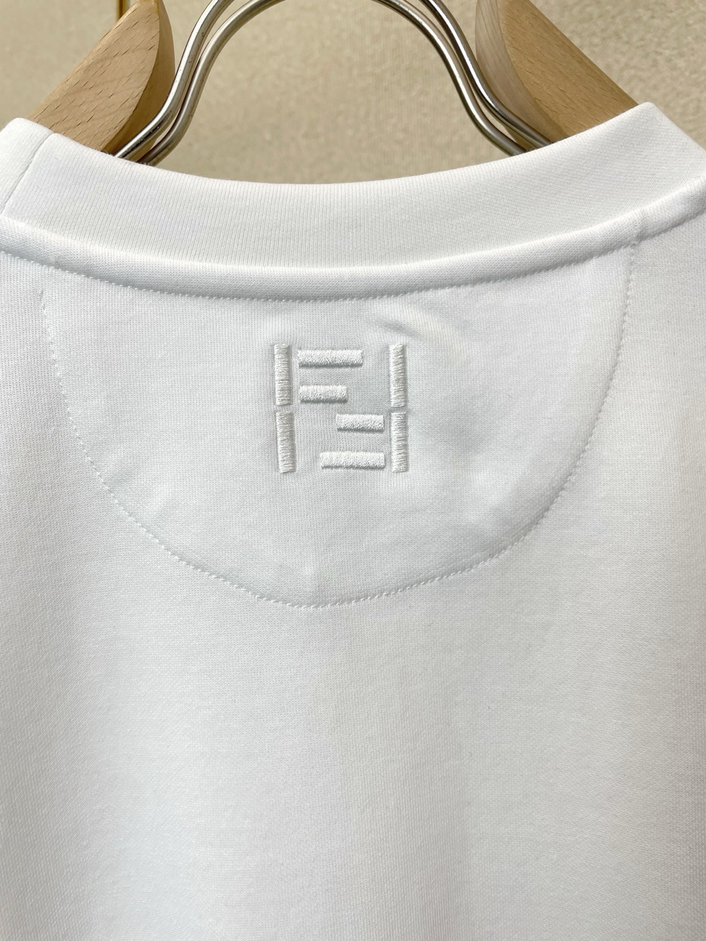 。FENDI芬迪💥砸锅卖铁都要上的新款新款原单男士休闲短袖 高端定制 高端版本 时尚百搭爆款⚠️⚠️✨✨