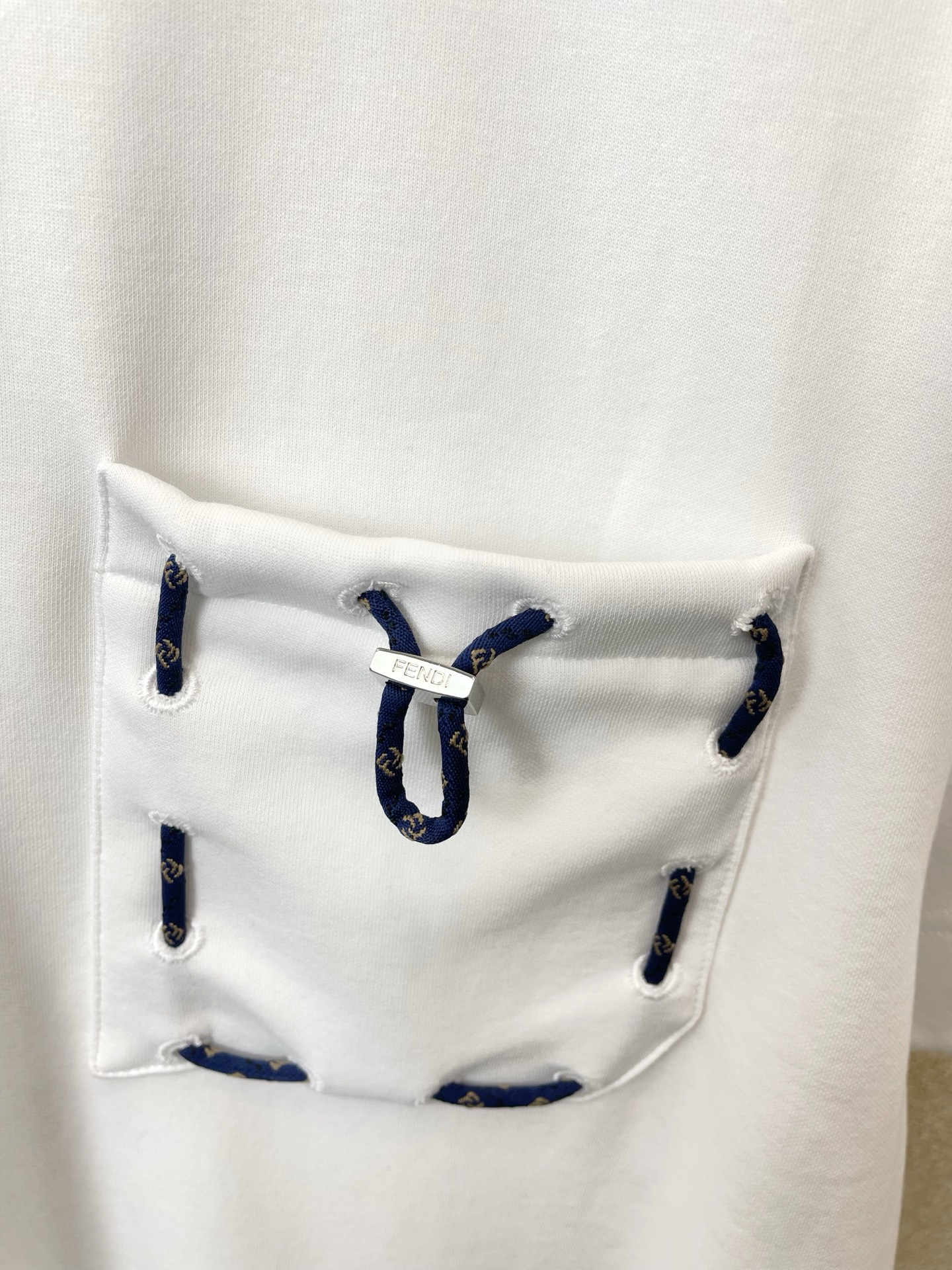 。FENDI芬迪💥砸锅卖铁都要上的新款新款原单男士休闲短袖 高端定制 高端版本 时尚百搭爆款⚠️⚠️✨✨