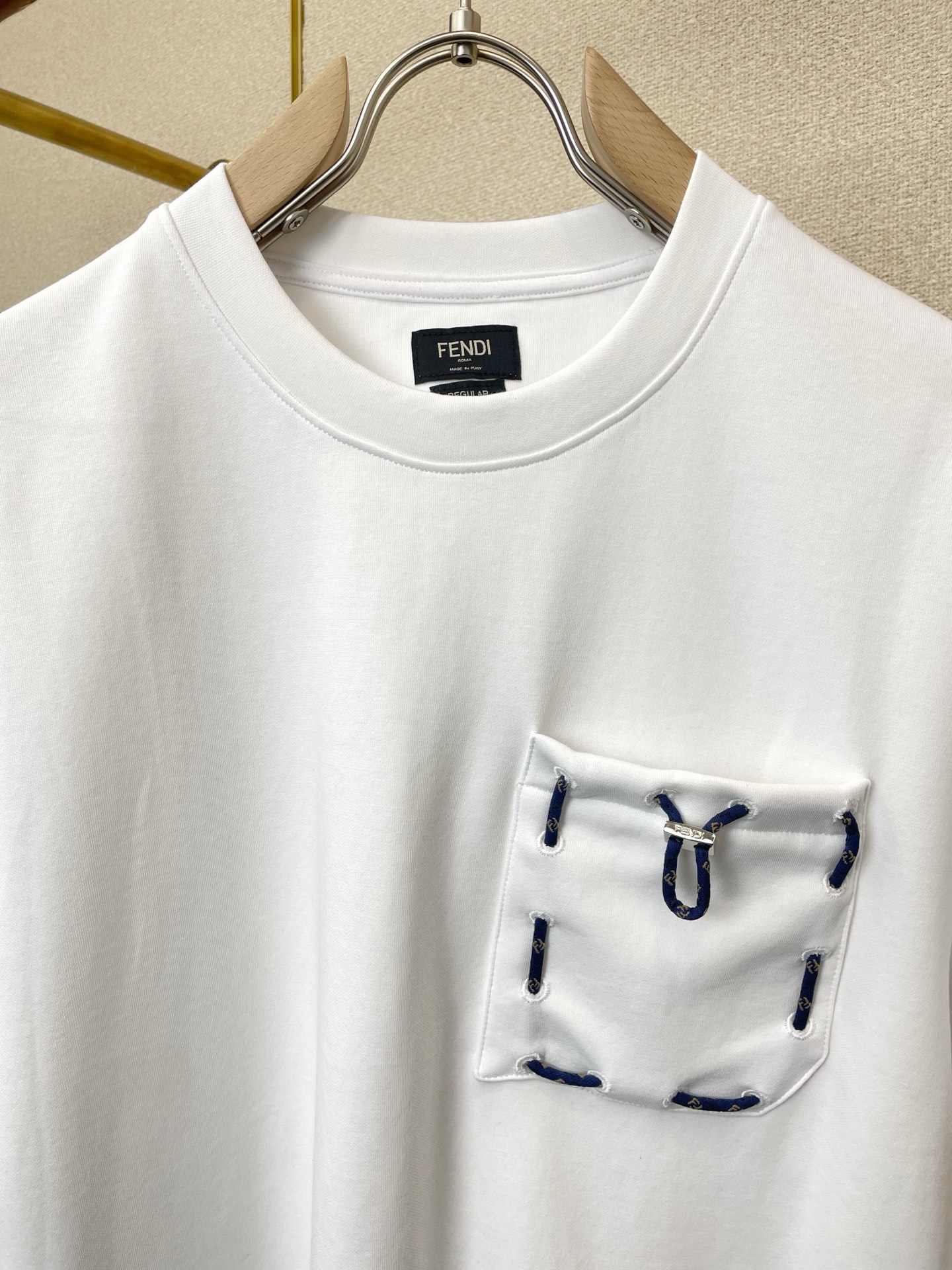 。FENDI芬迪💥砸锅卖铁都要上的新款新款原单男士休闲短袖 高端定制 高端版本 时尚百搭爆款⚠️⚠️✨✨