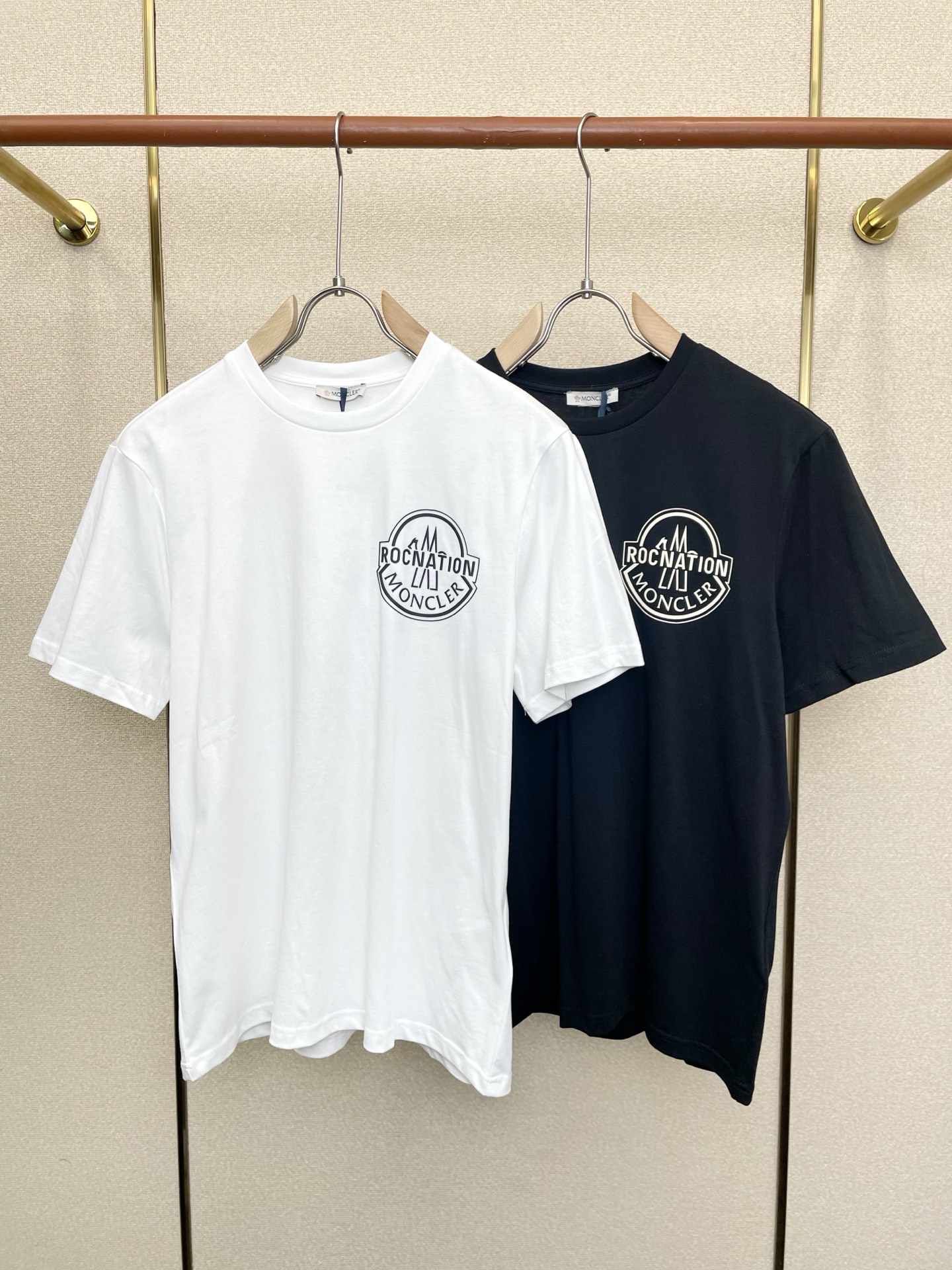 。Moncler蒙口💥砸锅卖铁都要上的新款新款原单男士休闲短袖 高端定制 高端版本 时尚百搭爆款⚠️⚠️