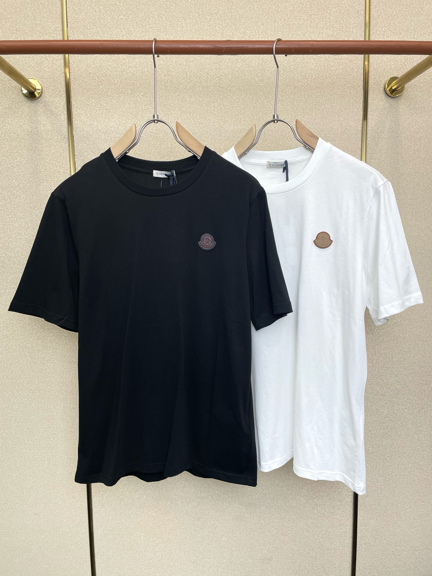 NO:773808,.Moncler's new and original men's casual short-sleeves are popular among everyone. High-end customization. High-end version. Fashionable and versatile imported fabrics. Super soft and delicate feel. Skin-friendly and comfortable to wear. High-end boutique. The upper body made by the factory is very good. Men's must-have items. Complete three standards. Size S-XL. New models on the market, Moncler, T-shirt,19860909.Moncler蒙口砸锅卖铁都要上的新款新款原单男士休闲短袖 高端定制 高端版本 时尚百搭爆款进口面料 手感超柔软细腻 穿着亲肤舒适 高端精品 代工厂精细做上身非常赞 男士必备单品 三标齐全 码数S-XL砸锅卖铁上新款,,Moncler,T-shirt,,Men's clothing