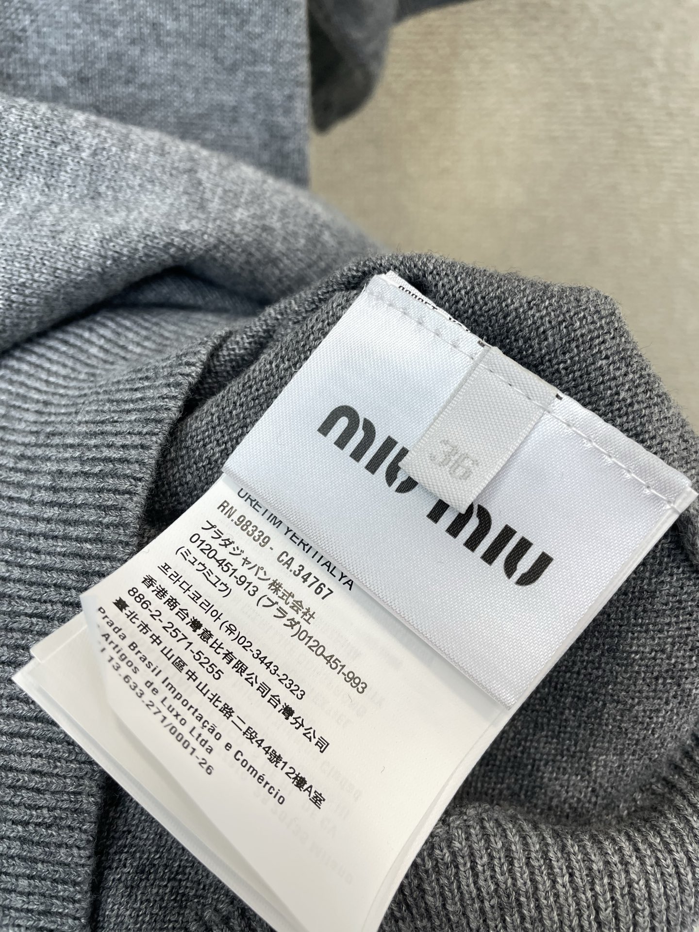 。👚Miumiu谬谬💥女款👚V领短袖🧍🏼‍♀️砸锅卖铁都要上的新款新款原单女士休闲V领插肩短袖 高端定制