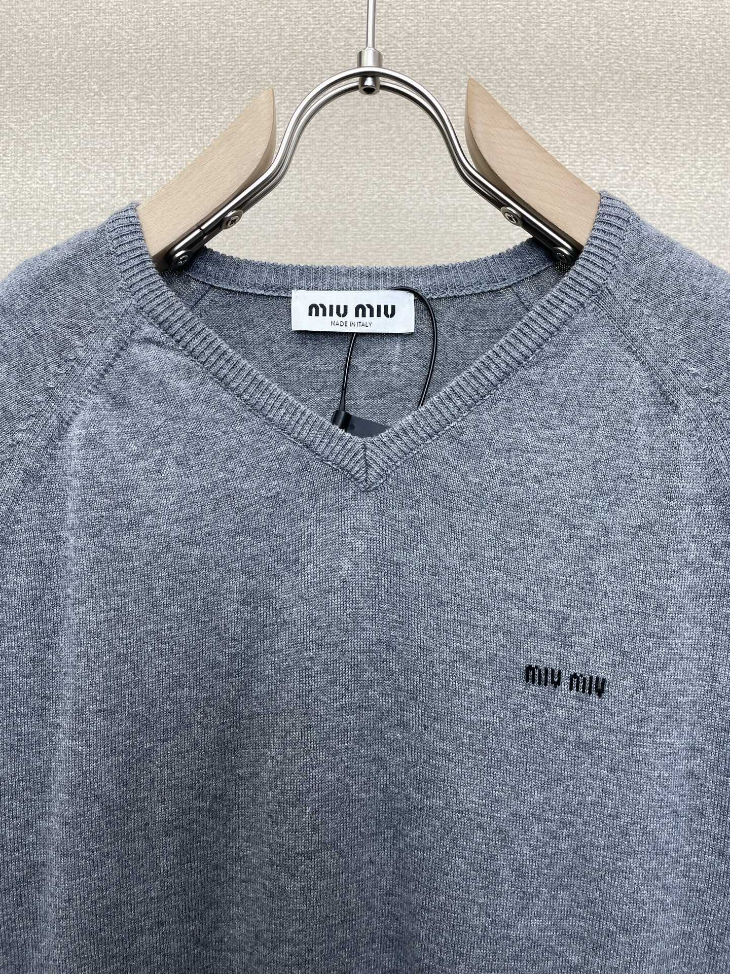 。👚Miumiu谬谬💥女款👚V领短袖🧍🏼‍♀️砸锅卖铁都要上的新款新款原单女士休闲V领插肩短袖 高端定制