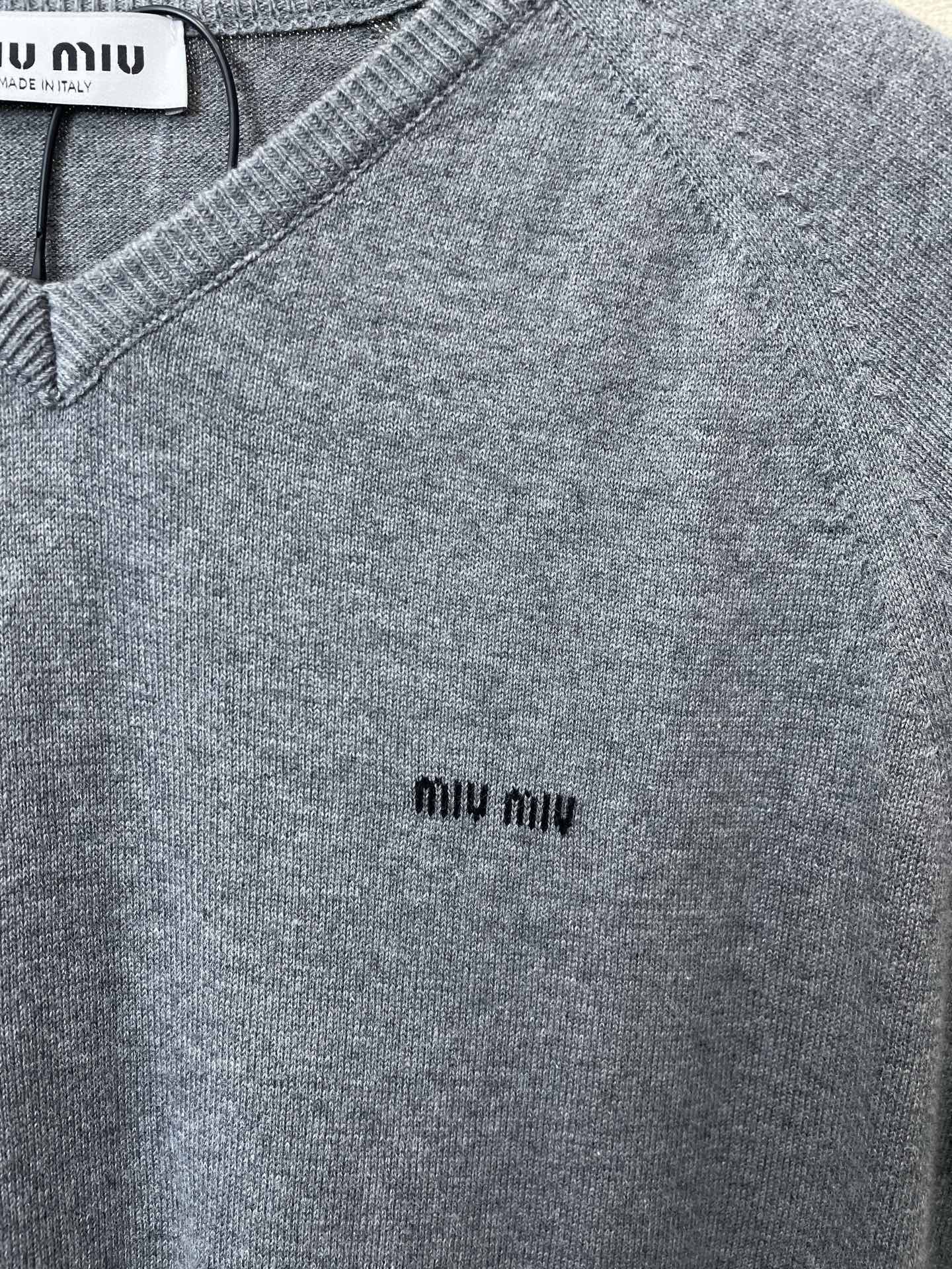 。👚Miumiu谬谬💥女款👚V领短袖🧍🏼‍♀️砸锅卖铁都要上的新款新款原单女士休闲V领插肩短袖 高端定制