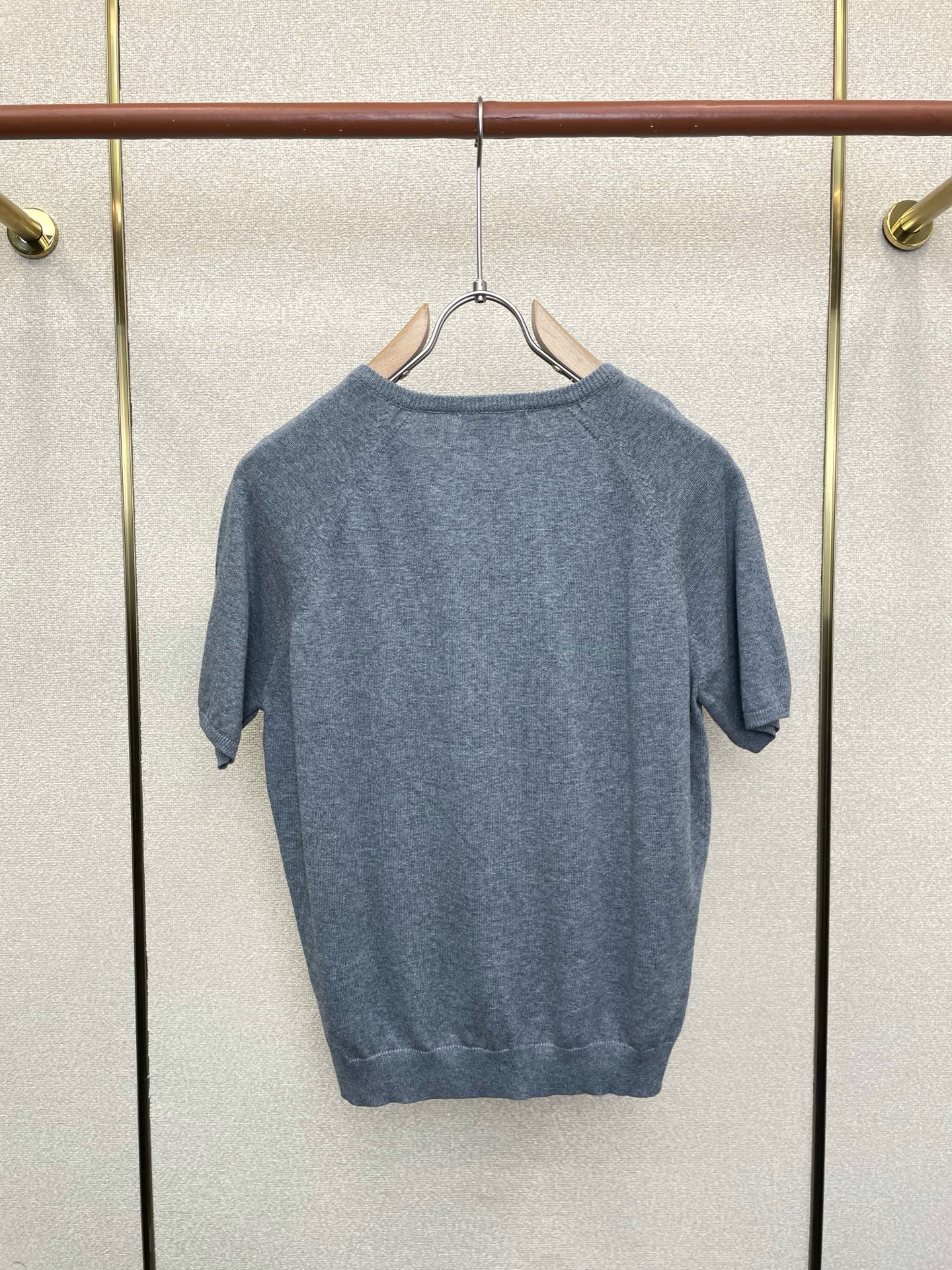 。👚Miumiu谬谬💥女款👚V领短袖🧍🏼‍♀️砸锅卖铁都要上的新款新款原单女士休闲V领插肩短袖 高端定制