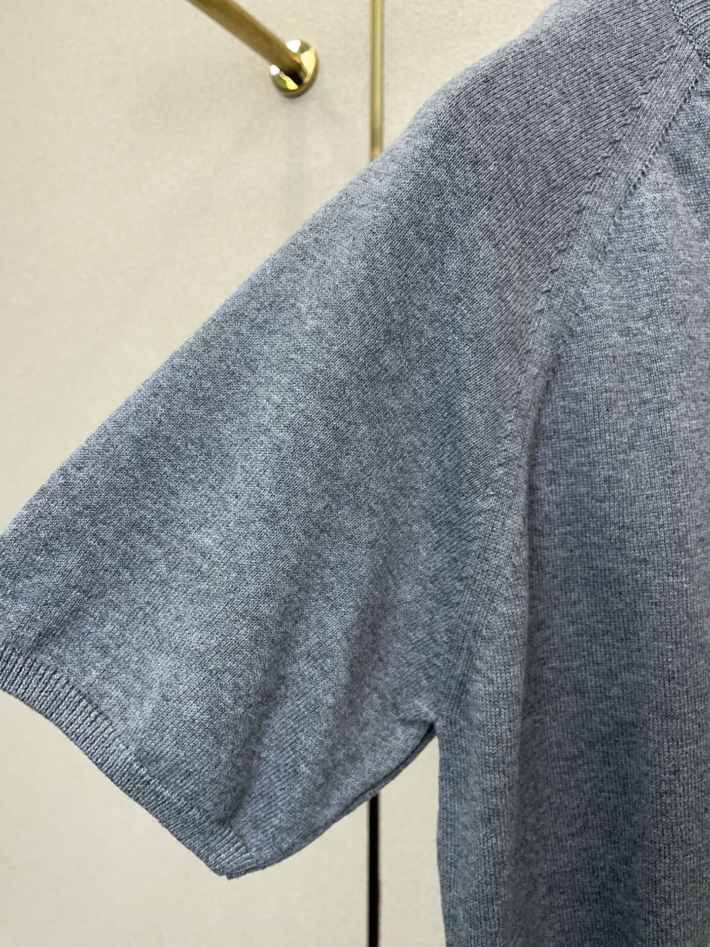 。👚Miumiu谬谬💥女款👚V领短袖🧍🏼‍♀️砸锅卖铁都要上的新款新款原单女士休闲V领插肩短袖 高端定制