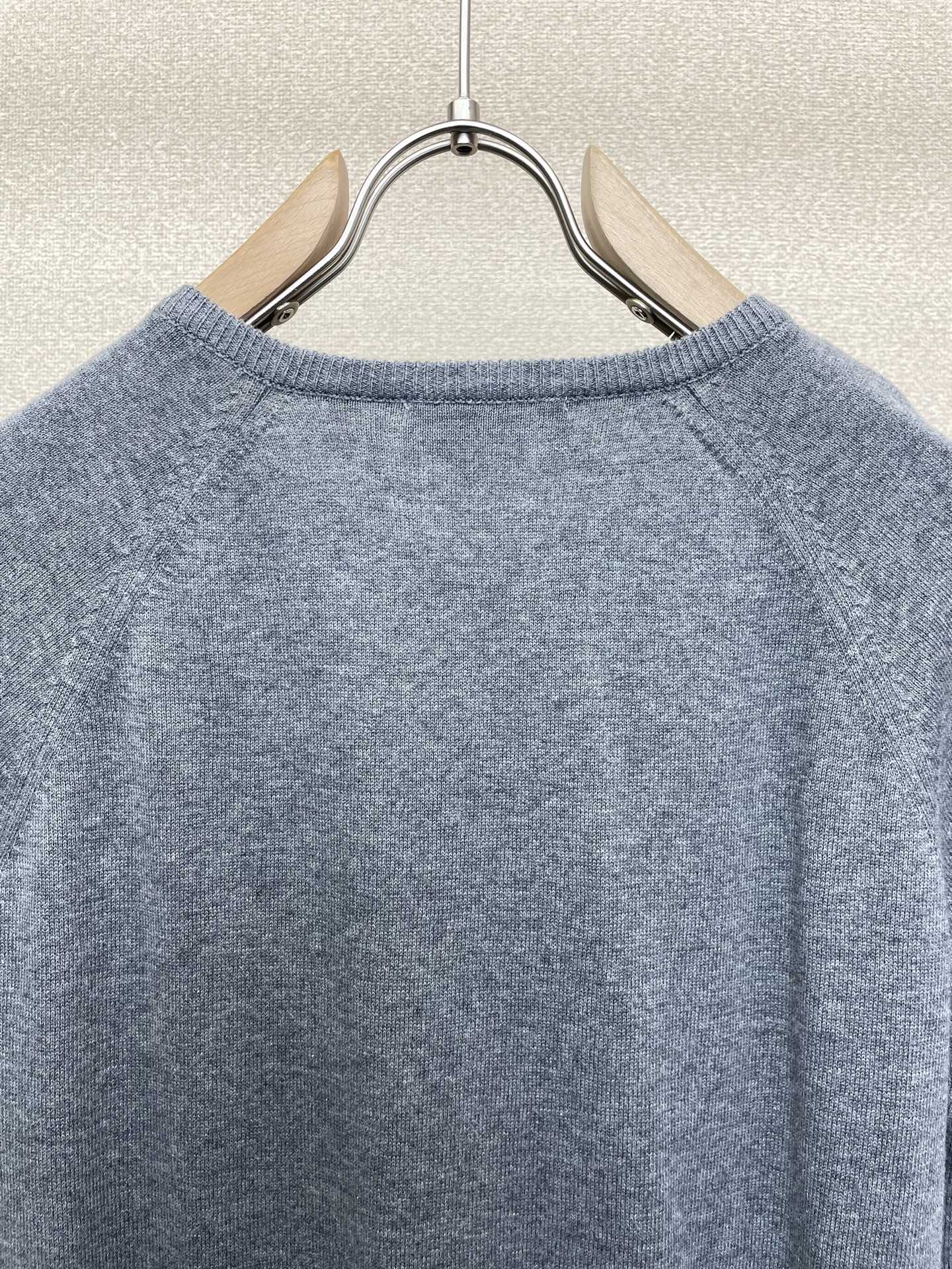 。👚Miumiu谬谬💥女款👚V领短袖🧍🏼‍♀️砸锅卖铁都要上的新款新款原单女士休闲V领插肩短袖 高端定制