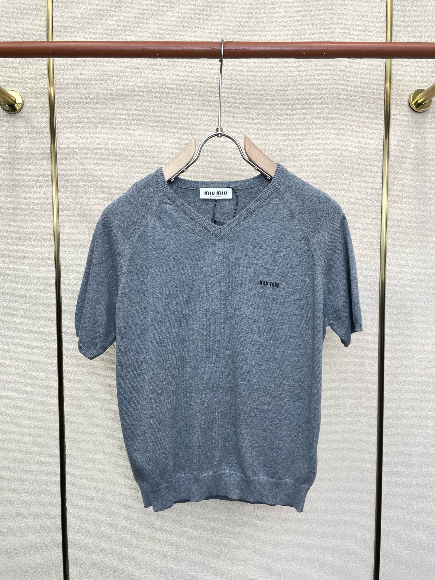 。👚Miumiu谬谬💥女款👚V领短袖🧍🏼‍♀️砸锅卖铁都要上的新款新款原单女士休闲V领插肩短袖 高端定制