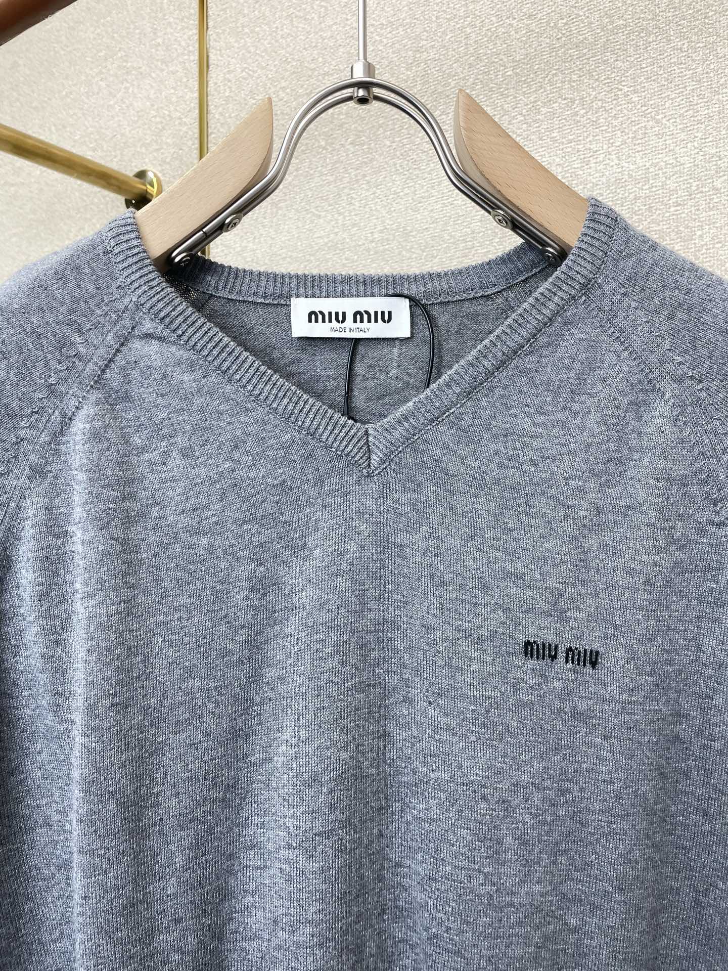 。👚Miumiu谬谬💥女款👚V领短袖🧍🏼‍♀️砸锅卖铁都要上的新款新款原单女士休闲V领插肩短袖 高端定制