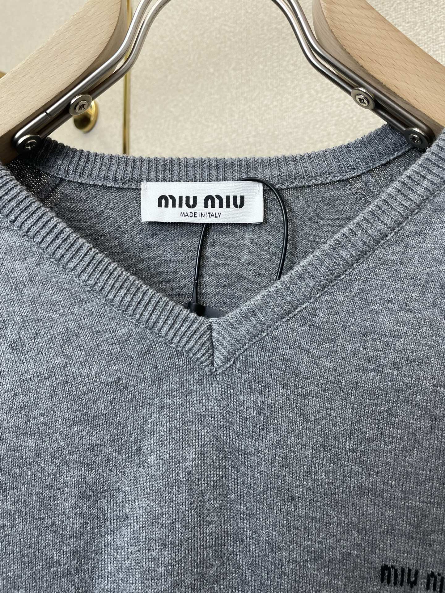 。👚Miumiu谬谬💥女款👚V领短袖🧍🏼‍♀️砸锅卖铁都要上的新款新款原单女士休闲V领插肩短袖 高端定制