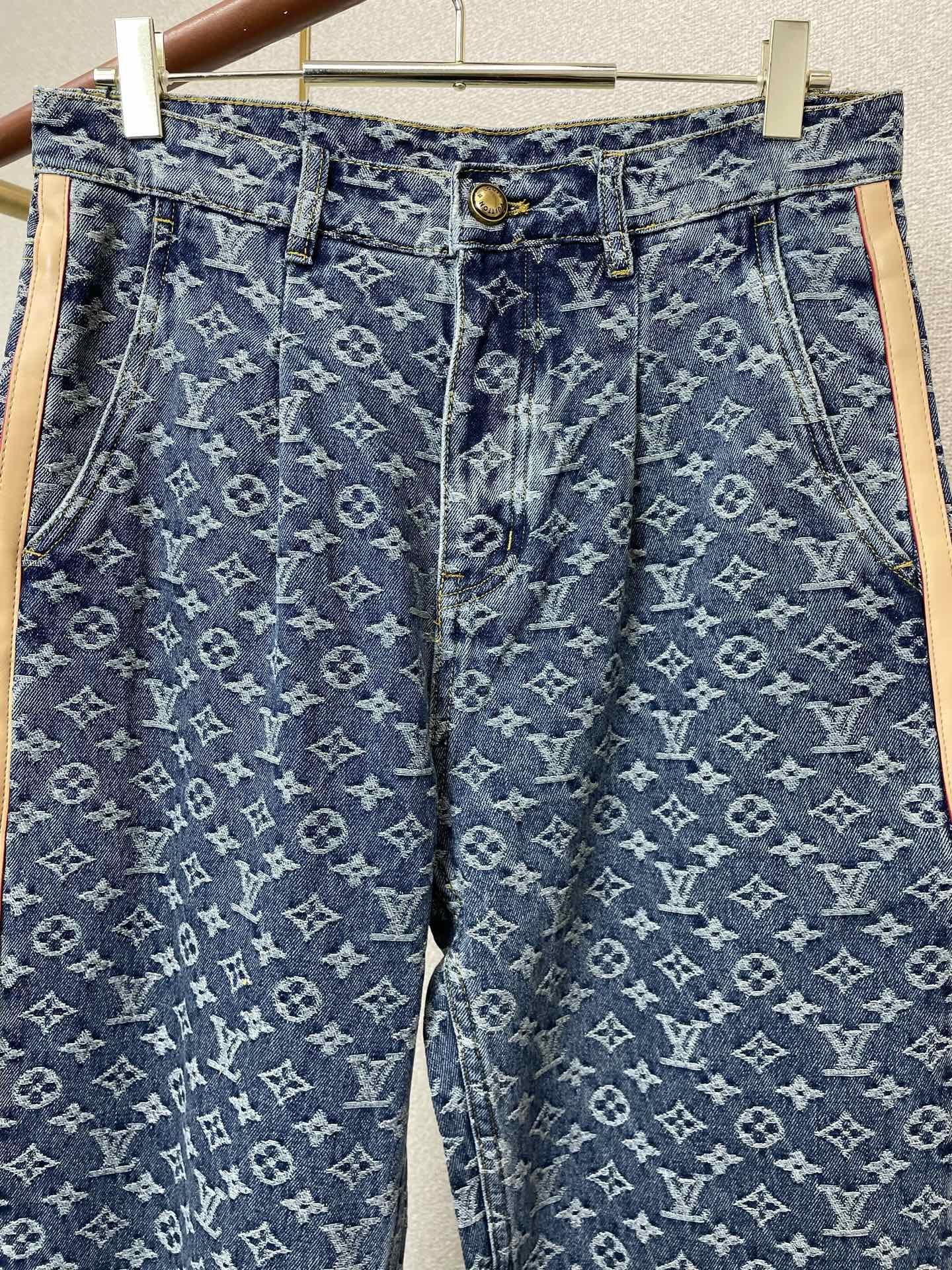 。Louis Vuitton路易威登💥砸锅卖铁都要上的新款新款休闲阔腿牛仔裤 高端版本！专柜定制面料 透