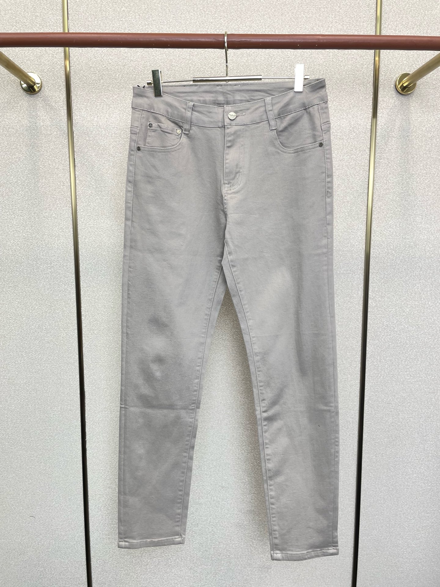 NO:773792,.ARMANI is a high-end version of the new casual jeans that everyone wants to sell. Customized fabrics at the counter. Highly breathable and comfortable, with impeccable details. The brand element design concept embodies high quality. It feels delicate and soft!  It presents a casual cut and the upper body shape is awesome!  Size 29-40, new styles, armani, armani, jeans,19860909.ARMANI阿玛尼砸锅卖铁都要上的新款新款休闲牛仔裤高端版本 专柜定制面料 透气舒适度高,细节无可挑剔,品牌元素设计理念,体现高品质.手感细腻柔软！呈现休闲裁剪,上身版型超赞！码数29-40砸锅卖铁上新款,,armani,armani,jeans,,Men's clothing