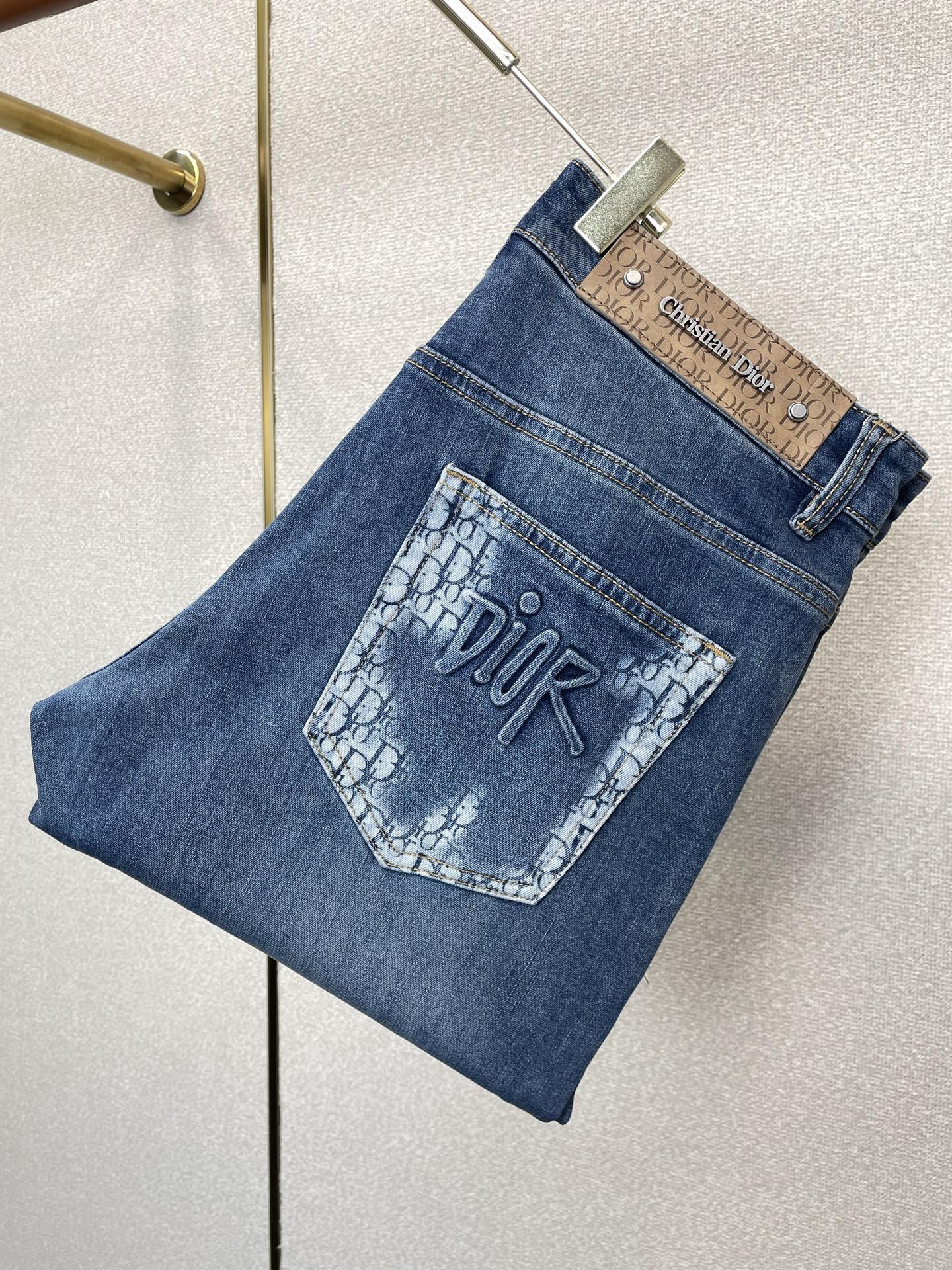 NO:773851,.Dior’s high-end version of the new casual jeans that everyone wants to buy. Customized fabrics at the counter. Highly breathable and comfortable, with impeccable details. The brand element design concept reflects high quality. It feels delicate and soft!  It presents a casual cut and the upper body shape is awesome!  Size 29-40, new styles, dior, dior, jeans,19860909.Dior迪奥砸锅卖铁都要上的新款新款休闲牛仔裤高端版本 专柜定制面料 透气舒适度高,细节无可挑剔,品牌元素设计理念,体现高品质.手感细腻柔软！呈现休闲裁剪,上身版型超赞！码数29-40砸锅卖铁上新款,,dior,dior,jeans,,Men's clothing
