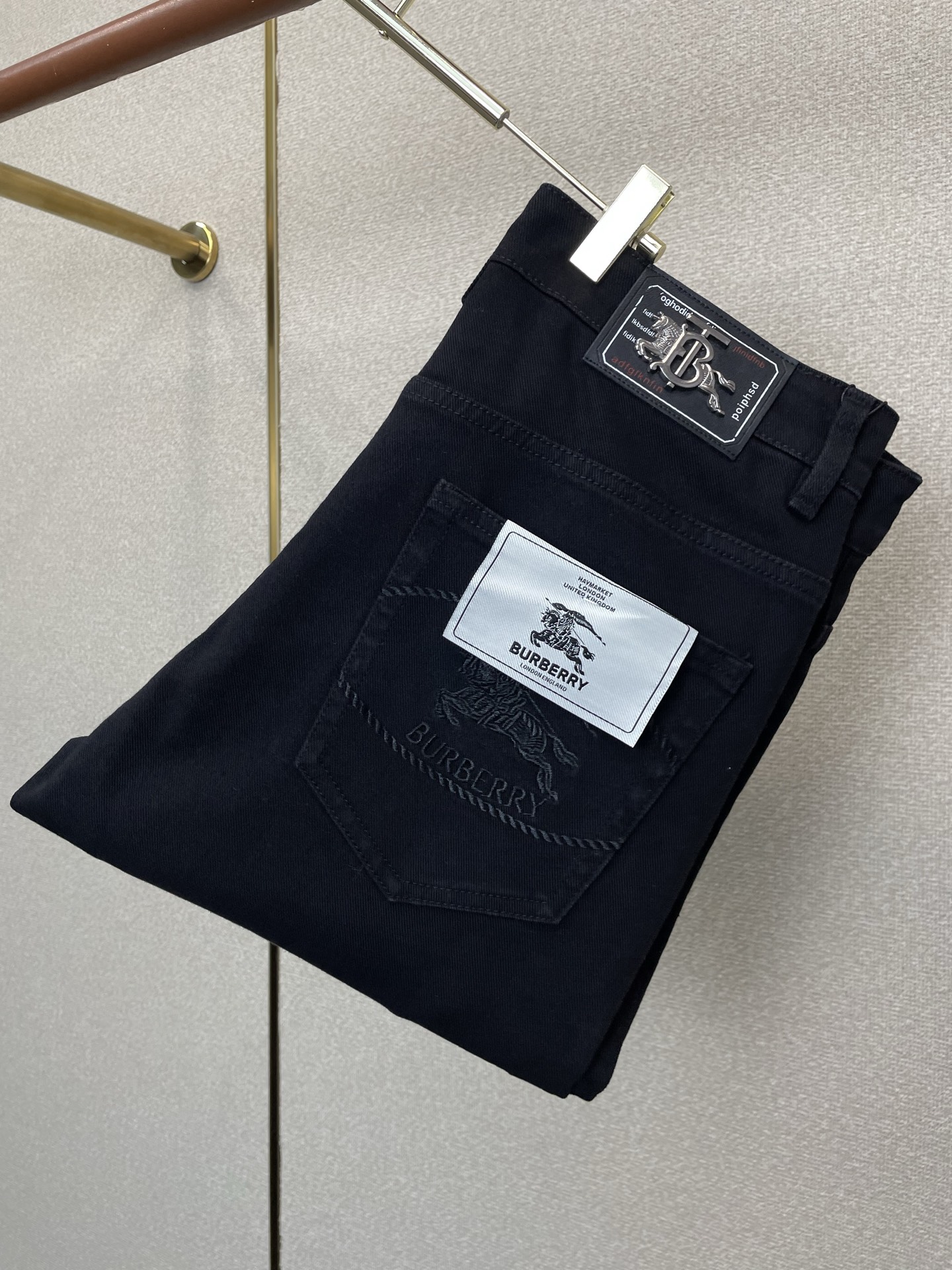 NO:873692,.Burberry's new high-end version of casual jeans that everyone wants to sell. Customized fabrics at the counter. Highly breathable and comfortable, with impeccable details. The brand element design concept reflects high quality. It feels delicate and soft!  It presents a casual cut and the upper body shape is awesome!  Code number 29-40,,burberry,burberry,jeans,19860909.Burberry巴宝莉砸锅卖铁都要上的新款新款休闲牛仔裤高端版本 专柜定制面料 透气舒适度高,细节无可挑剔,品牌元素设计理念,体现高品质.手感细腻柔软！呈现休闲裁剪,上身版型超赞！码数29-40,,burberry,burberry,jeans,,Men's clothing