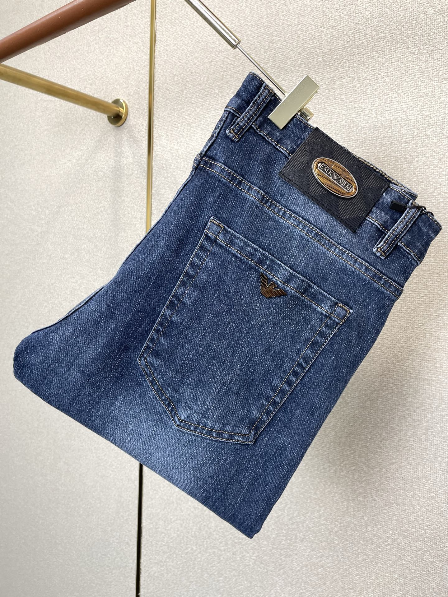 NO:873703,.ARMANI is a high-end version of the new casual jeans that everyone wants to sell. Customized fabrics at the counter. Highly breathable and comfortable, with impeccable details. The brand element design concept embodies high quality. It feels delicate and soft!  It presents a casual cut and the upper body shape is awesome!  Code number 29-40,,armani,armani,jeans,19860909.ARMANI阿玛尼砸锅卖铁都要上的新款新款休闲牛仔裤高端版本 专柜定制面料 透气舒适度高,细节无可挑剔,品牌元素设计理念,体现高品质.手感细腻柔软！呈现休闲裁剪,上身版型超赞！码数29-40,,armani,armani,jeans,,Men's clothing