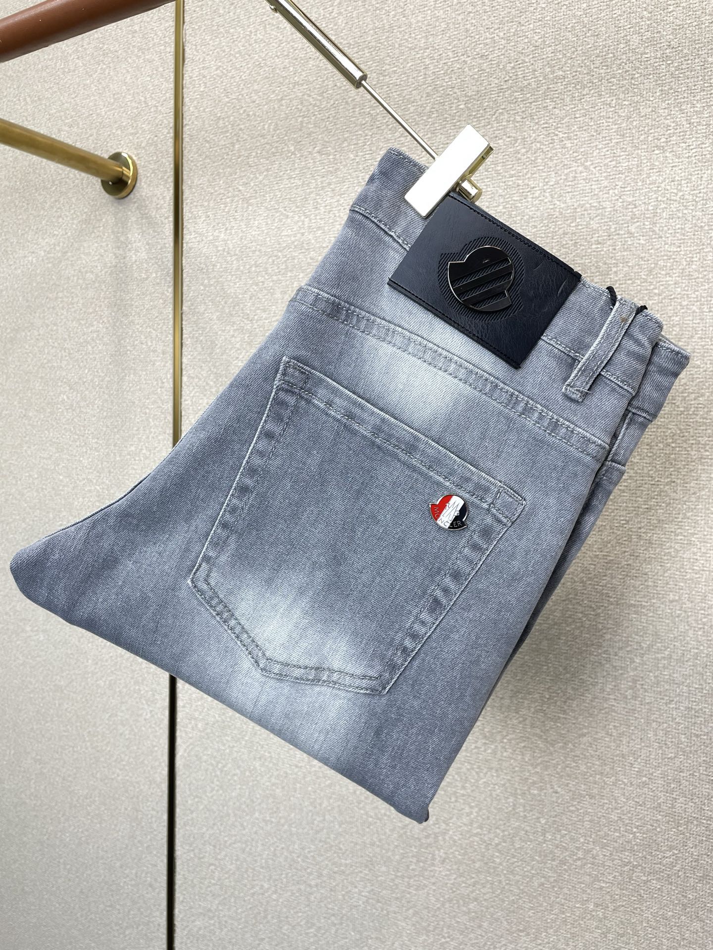 NO:873601,.Moncler's new high-end version of casual jeans that everyone has to buy. Customized fabrics at the counter. Highly breathable and comfortable, with impeccable details. The brand element design concept reflects high quality. It feels delicate and soft!  It presents a casual cut and the upper body shape is awesome!  Size 29-40,,Moncler,jeans,19860909.Moncler蒙口砸锅卖铁都要上的新款新款休闲牛仔裤高端版本 专柜定制面料 透气舒适度高,细节无可挑剔,品牌元素设计理念,体现高品质.手感细腻柔软！呈现休闲裁剪,上身版型超赞！码数29-40,,Moncler,jeans,,Men's clothing