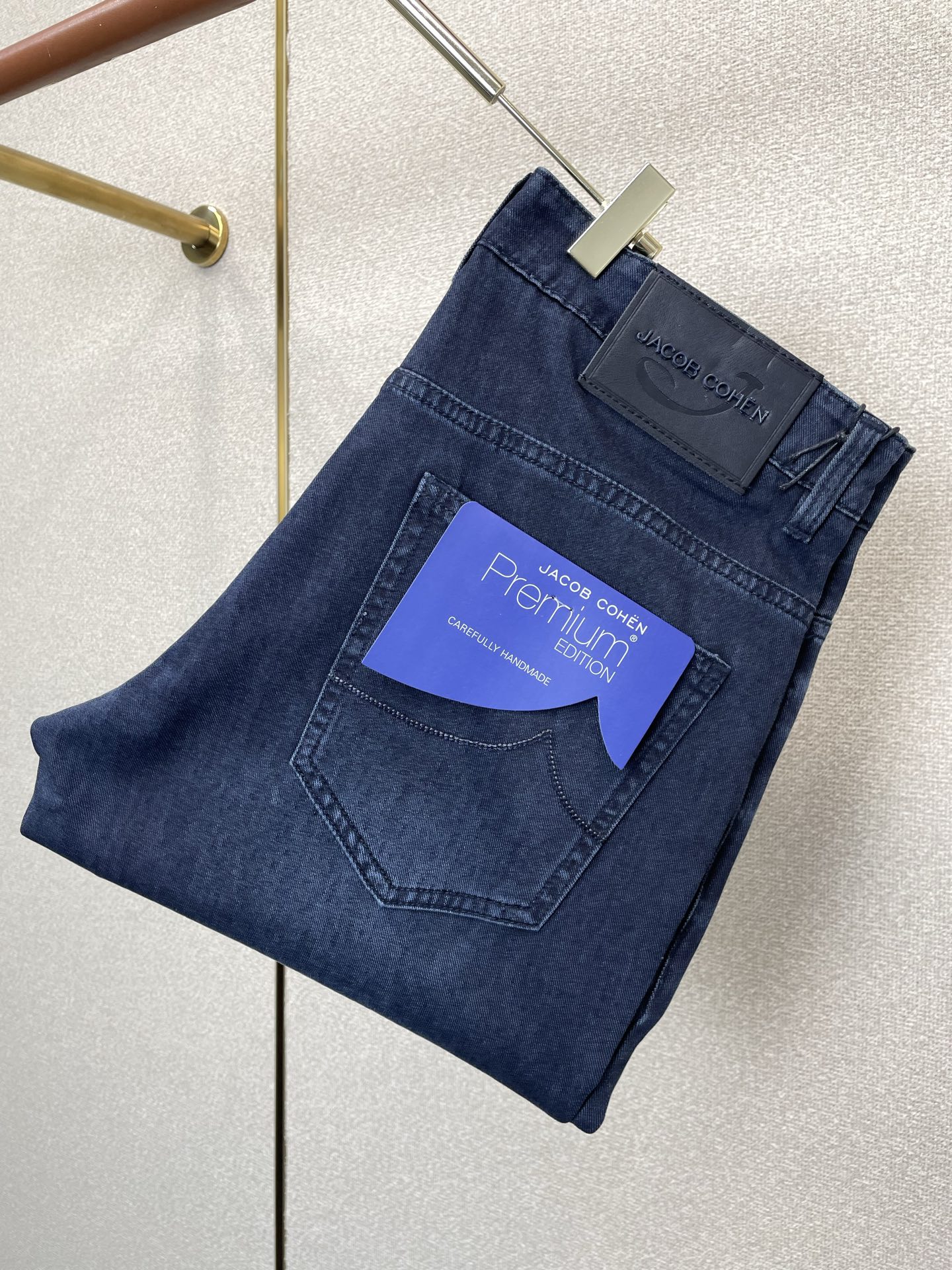 NO:873611,.Jacob Cohen's new high-end version of casual jeans that everyone wants to sell. Custom-made fabrics at the counter. Highly breathable and comfortable, with impeccable details. The brand element design concept embodies high quality. It feels delicate and soft!  It presents a casual cut and the upper body shape is awesome!  Code number 29-40,,jeans,19860909.Jacob Cohen砸锅卖铁都要上的新款新款休闲牛仔裤高端版本 专柜定制面料 透气舒适度高,细节无可挑剔,品牌元素设计理念,体现高品质.手感细腻柔软！呈现休闲裁剪,上身版型超赞！码数29-40,,jeans,,Men's clothing