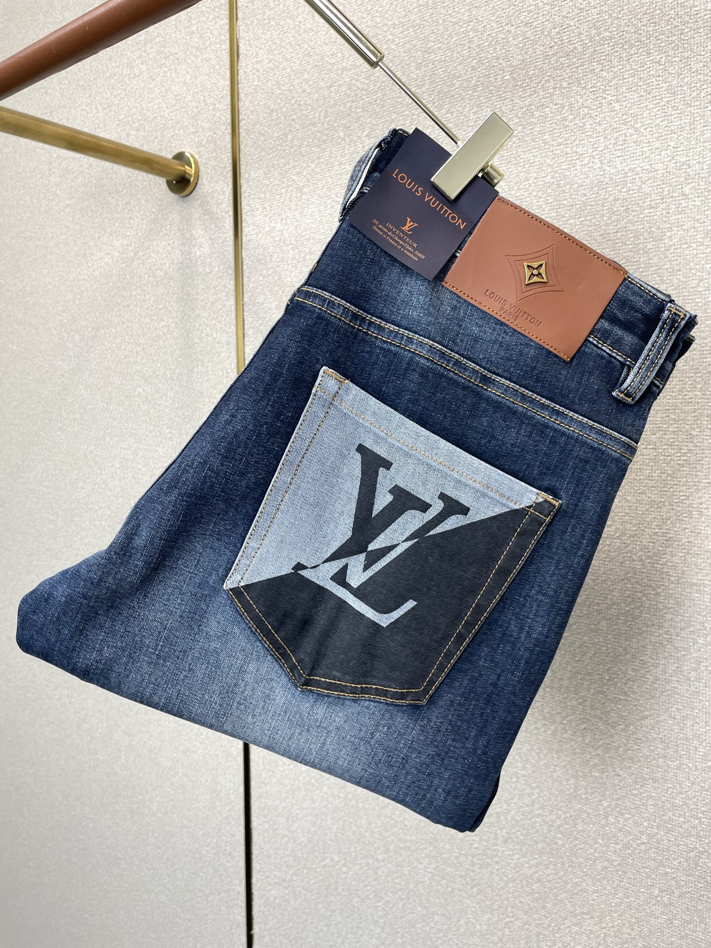 NO:873623,.Louis Vuitton's high-end version of the new casual jeans that Louis Vuitton sells all over the world. Custom-made fabrics at the counter. Highly breathable and comfortable, with impeccable details. The brand element design concept reflects high quality. It feels delicate and soft!  It presents a casual cut and the upper body shape is awesome!  Code number 29-40,,louis vuitton,louis vuitton,jeans,19860909.Louis Vuitton路易威登砸锅卖铁都要上的新款新款休闲牛仔裤高端版本 专柜定制面料 透气舒适度高,细节无可挑剔,品牌元素设计理念,体现高品质.手感细腻柔软！呈现休闲裁剪,上身版型超赞！码数29-40,,louis vuitton,louis vuitton,jeans,,Men's clothing