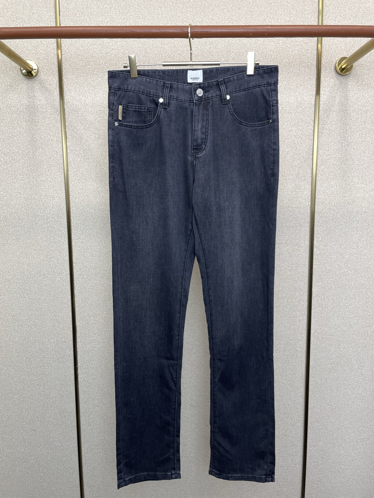 NO:776084,.Burberry's new high-end version of casual jeans that everyone wants to sell. Customized fabrics at the counter. Highly breathable and comfortable, with impeccable details. The brand element design concept embodies high quality. It feels delicate and soft!  It presents a casual cut and the upper body shape is awesome!  Code number 29-40,,burberry,burberry,jeans,19860909.Burberry巴宝莉砸锅卖铁都要上的新款新款休闲牛仔裤高端版本 专柜定制面料 透气舒适度高,细节无可挑剔,品牌元素设计理念,体现高品质.手感细腻柔软！呈现休闲裁剪,上身版型超赞！码数29-40,,burberry,burberry,jeans,,Men's clothing