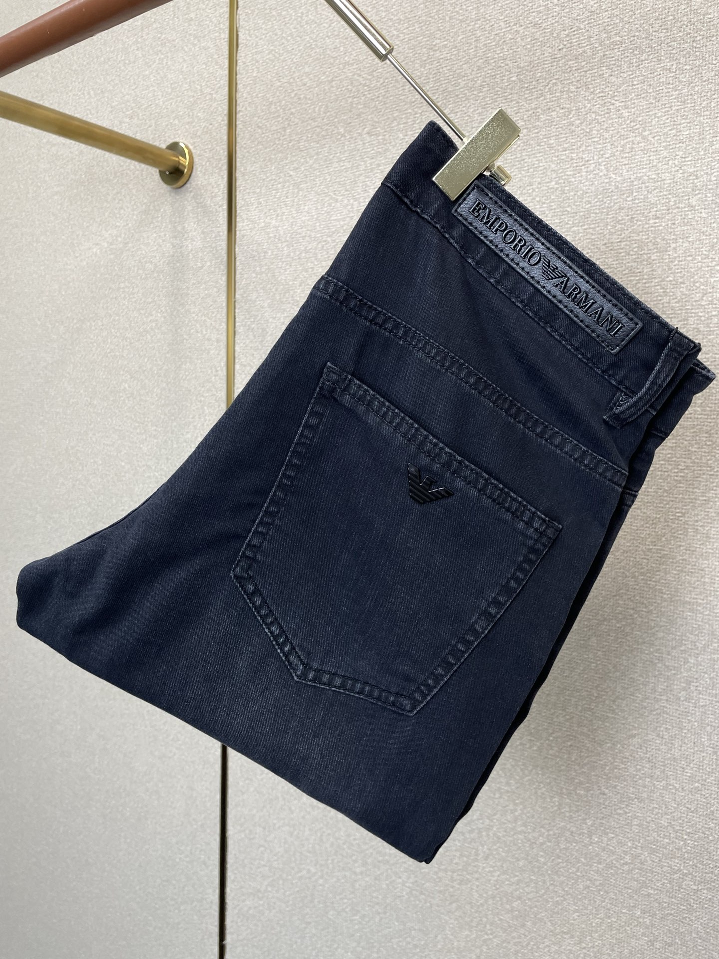 NO:773863,.Dolce&Gabbana exclusively provides high-end versions of new casual jeans. Custom-made fabrics at the counter. Highly breathable and comfortable, with impeccable details. The brand element design concept reflects high quality. It feels delicate and soft!  It presents a casual cut and the upper body shape is awesome!  Size 29-40,,Dolce&Gabbana,Dolce&Gabbana,jeans,19860909.Dolce&Gabbana杜嘉班纳独家专供新款休闲牛仔裤高端版本 专柜定制面料 透气舒适度高,细节无可挑剔,品牌元素设计理念,体现高品质.手感细腻柔软！呈现休闲裁剪,上身版型超赞！码数29-40,,Dolce&Gabbana,Dolce&Gabbana,jeans,,Men's clothing