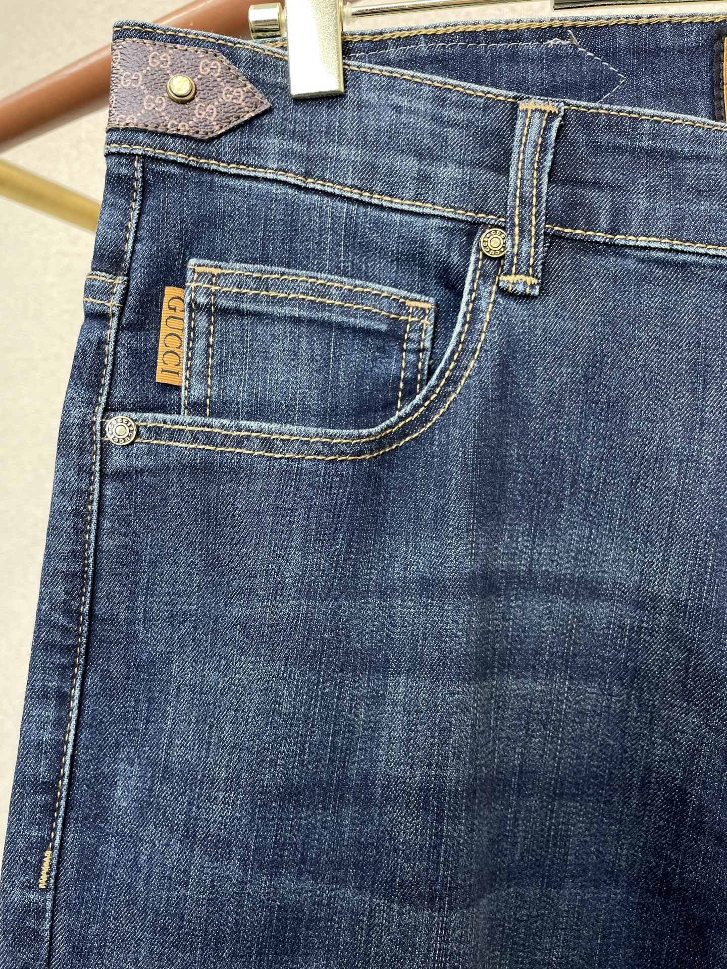 。Gucci古驰💥砸锅卖铁都要上的新款新款休闲牛仔裤👖高端版本 专柜定制面料 透气舒适度高，细节无可挑剔