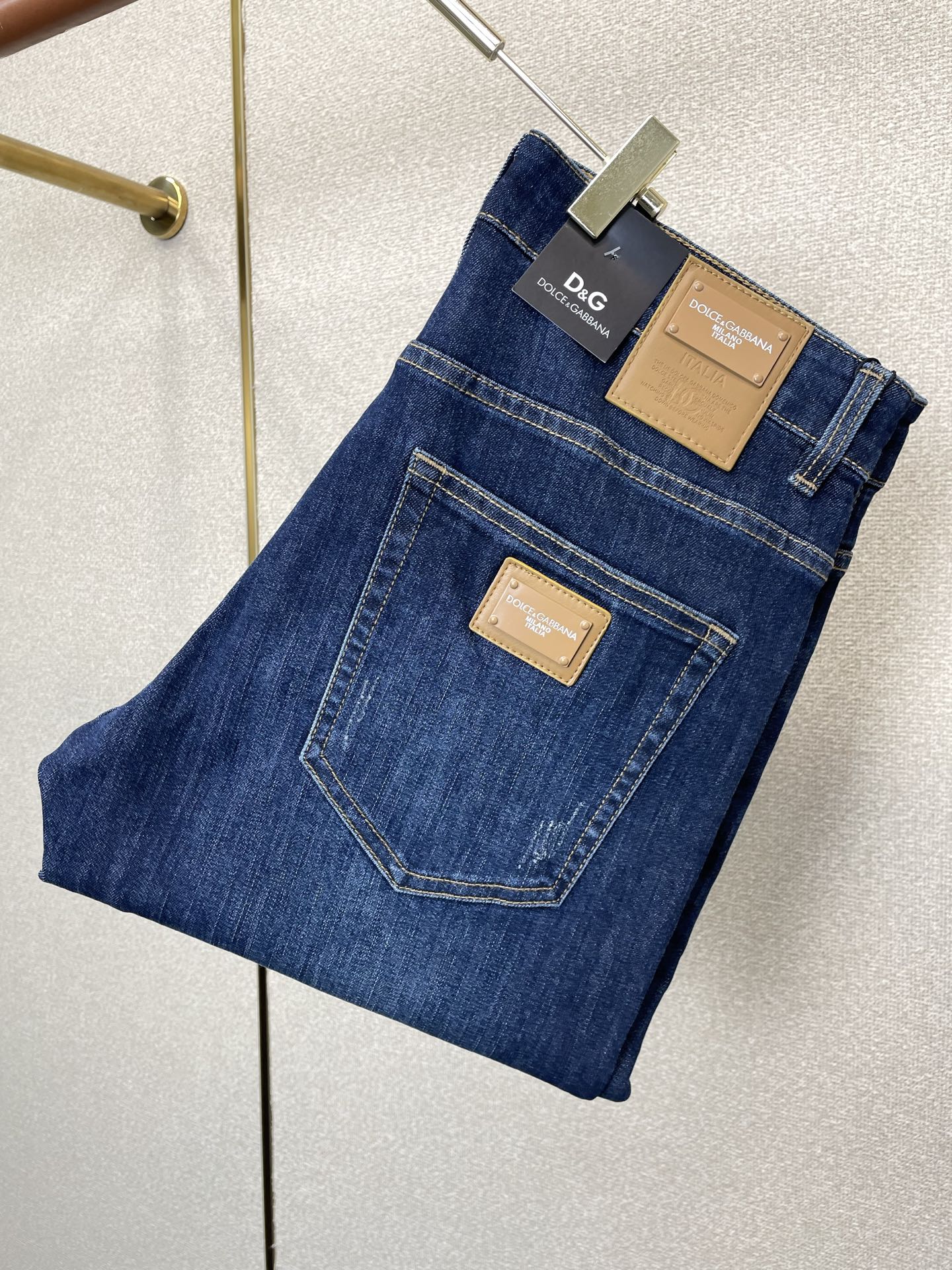 NO:773869,.Dolce&Gabbana exclusively provides high-end versions of new casual jeans. Custom-made fabrics at the counter. Highly breathable and comfortable, with impeccable details. The brand element design concept reflects high quality. It feels delicate and soft!  It presents a casual cut and the upper body shape is awesome!  Size 29-40,,Dolce&Gabbana,Dolce&Gabbana,jeans,19860909.Dolce&Gabbana杜嘉班纳独家专供新款休闲牛仔裤高端版本 专柜定制面料 透气舒适度高,细节无可挑剔,品牌元素设计理念,体现高品质.手感细腻柔软！呈现休闲裁剪,上身版型超赞！码数29-40,,Dolce&Gabbana,Dolce&Gabbana,jeans,,Men's clothing