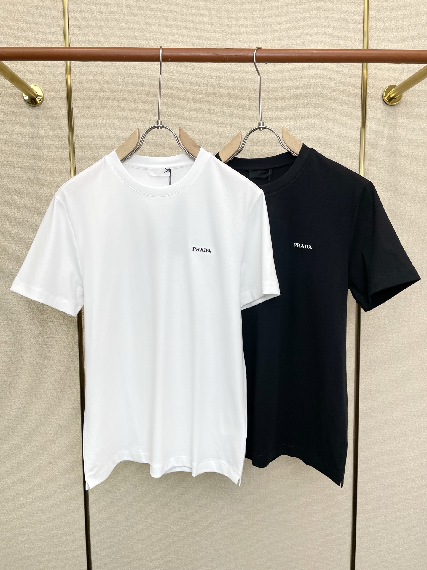 NO:773835,.Prada Prada's new and popular new original men's casual short-sleeve, high-end customization, high-end version, fashionable and versatile, popular imported fabrics, super soft and delicate to the touch, skin-friendly and comfortable to wear, high-end boutique, exquisite upper body made by the foundry, very good, men's must-have item, complete with three standards, size M-3XL, new trend, prada, prada, T-shirt,19860909.Prada普拉达砸锅卖铁都要上的新款新款原单男士休闲短袖 高端定制 高端版本 时尚百搭爆款进口面料 手感超柔软细腻 穿着亲肤舒适 高端精品 代工厂精细做上身非常赞 男士必备单品 三标齐全 码数M-3XL砸锅卖铁上新款,,prada,prada,T-shirt,,Men's clothing