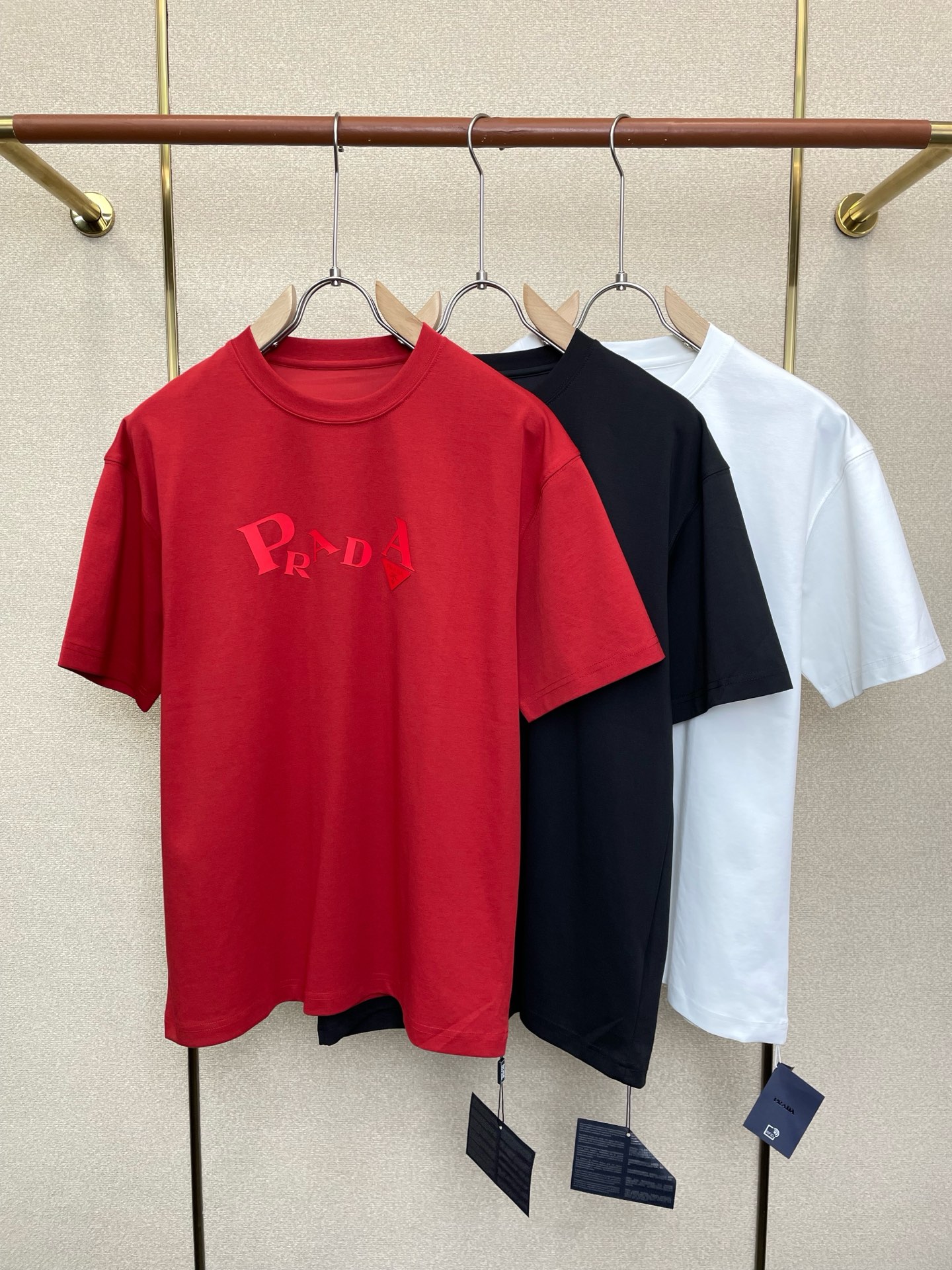 NO:773811,.Prada Prada's new and popular new original men's casual short-sleeve, high-end customization, high-end version, fashionable and versatile, popular imported fabrics, super soft and delicate to the touch, skin-friendly and comfortable to wear, high-end boutique, exquisite upper body made by the foundry, very good, men's must-have item, complete with three standards, size M-3XL, new trend, prada, prada, T-shirt,19860909.Prada普拉达砸锅卖铁都要上的新款新款原单男士休闲短袖 高端定制 高端版本 时尚百搭爆款进口面料 手感超柔软细腻 穿着亲肤舒适 高端精品 代工厂精细做上身非常赞 男士必备单品 三标齐全 码数M-3XL砸锅卖铁上新款,,prada,prada,T-shirt,,Men's clothing