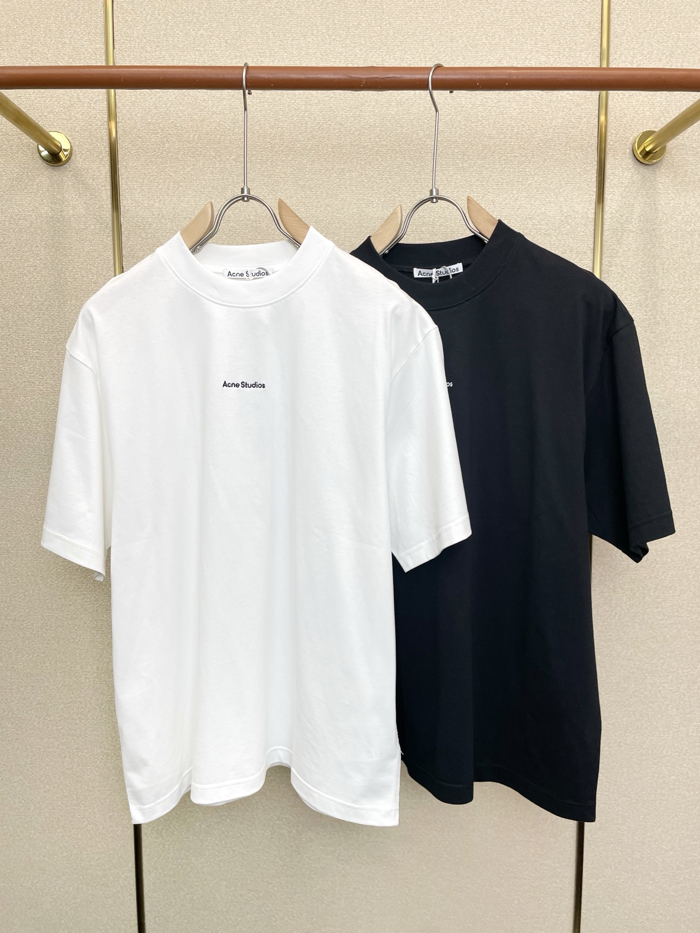 NO:773827,.Acne Studios' new and original men's casual short-sleeves are the most popular. High-end customization. High-end version. Fashionable and versatile imported fabrics. Super soft and delicate feel. Skin-friendly and comfortable to wear. High-end boutique. The upper body is finely made by the foundry. It is a must-have item for men. Complete three standards. Size S-XL. The most popular new style. Acne studios, dior, T-shirt,19860909.Acne Studios砸锅卖铁都要上的新款新款原单男士休闲短袖 高端定制 高端版本 时尚百搭爆款进口面料 手感超柔软细腻 穿着亲肤舒适 高端精品 代工厂精细做上身非常赞 男士必备单品 三标齐全 码数S-XL砸锅卖铁上新款,,acne studios,dior,T-shirt,,Men's clothing