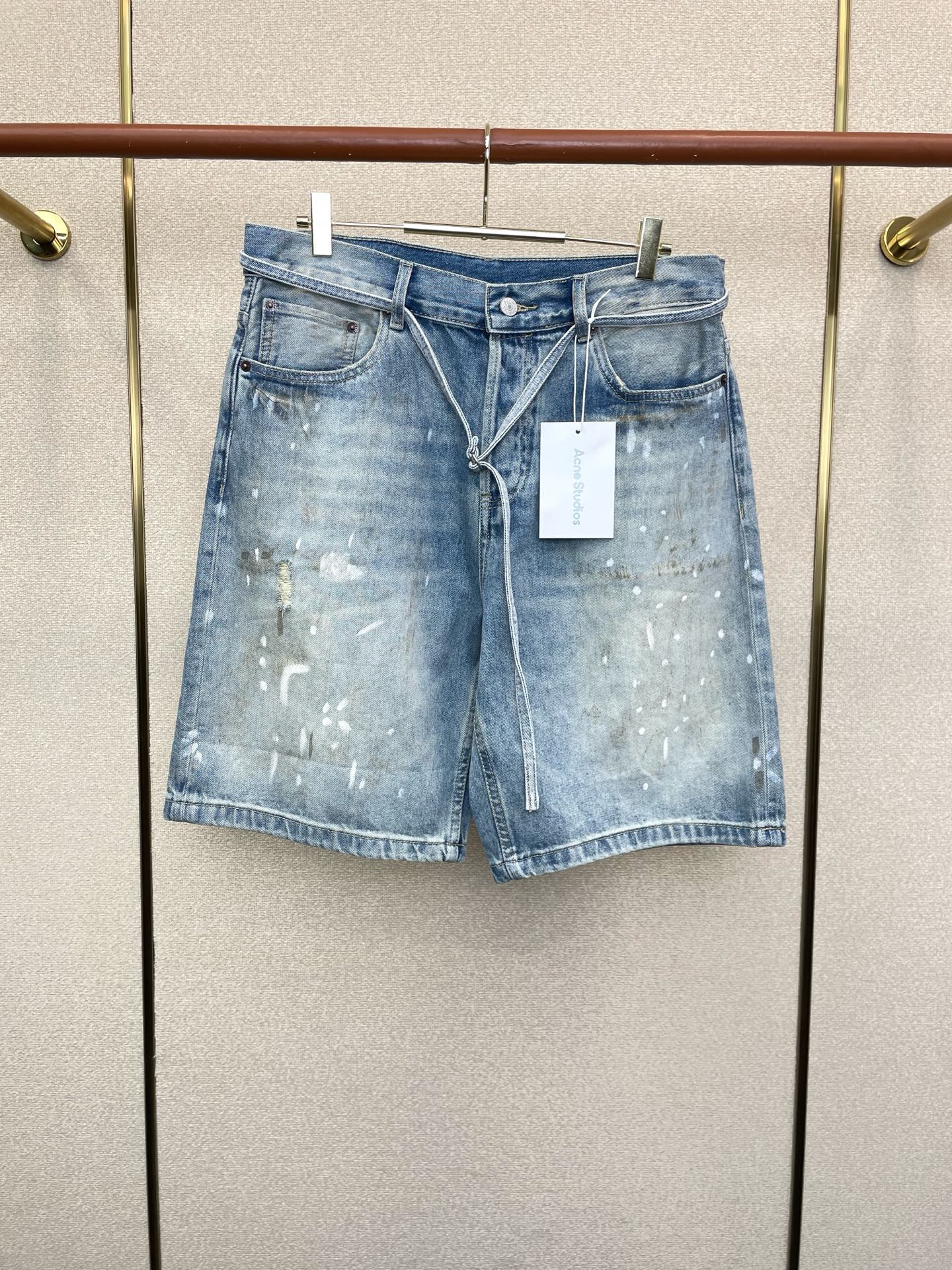 NO:773807,.Acne Studios’ new casual denim shorts are a high-end version that everyone sells!  Custom-made fabrics at the counter are highly breathable and comfortable, with impeccable details and brand element design concepts, reflecting high quality. It feels delicate and soft!  It presents a casual cut and the upper body shape is awesome!  Size: S-XL new models,acne studios,dior,shorts,19860909.Acne Studios砸锅卖铁都要上的新款新款休闲牛仔短裤 高端版本！专柜定制面料 透气舒适度高,细节无可挑剔,品牌元素设计理念,体现高品质.手感细腻柔软！呈现休闲裁剪,上身版型超赞！码数:S-XL砸锅卖铁上新款,,acne studios,dior,shorts,,Men's clothing