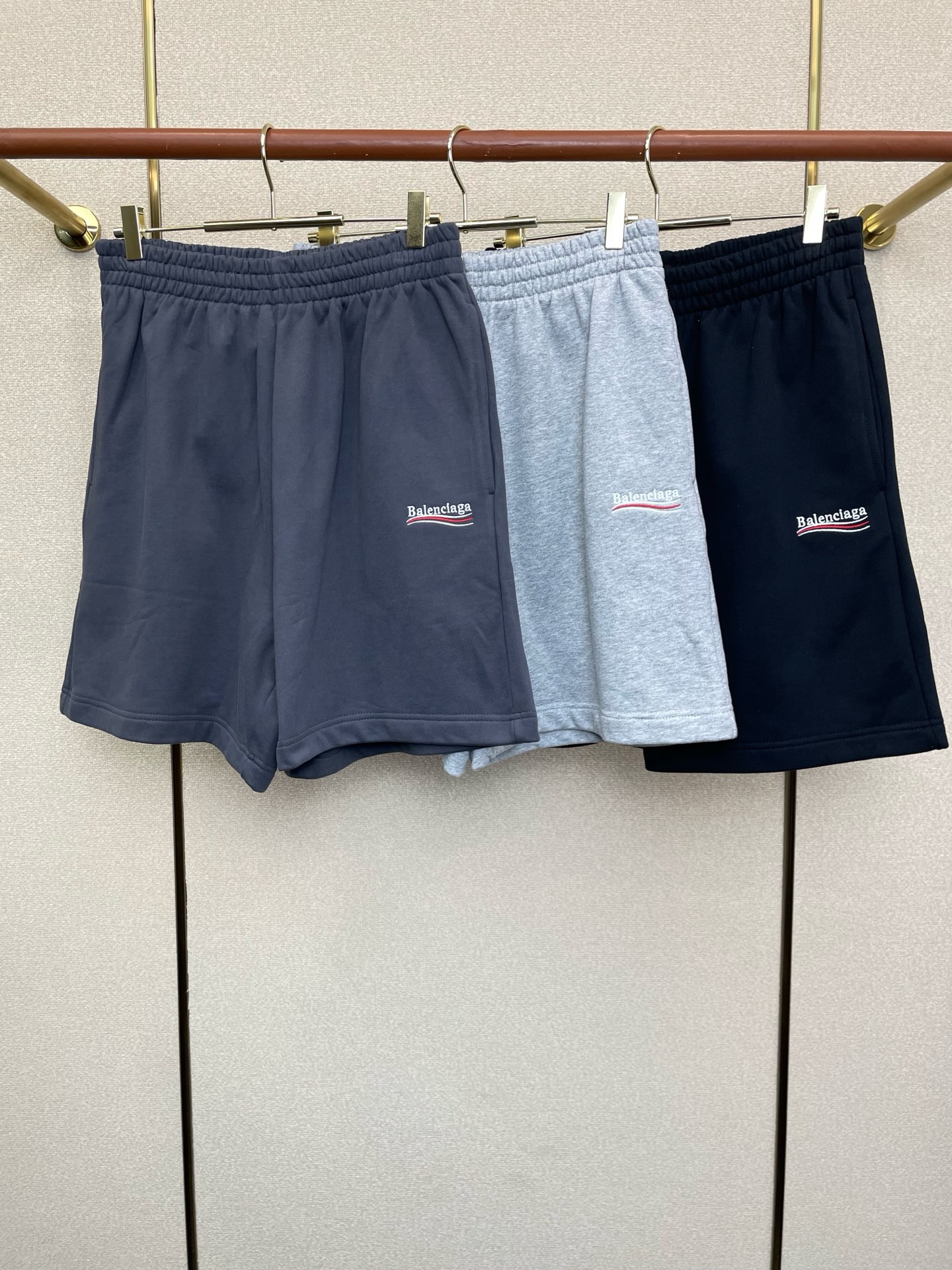 NO:773810,.BALENCIAGA Balenciaga's new casual shorts, logo and letter embroidered shorts, high-end version!  Custom-made fabrics at the counter are highly breathable and comfortable, with impeccable details and brand element design concepts, reflecting high quality. It feels delicate and soft!  It presents a casual cut and the upper body shape is awesome!  Size: S-XL, new models, balenciaga, balenciaga, shorts,19860909.BALENCIAGA巴黎世家砸锅卖铁都要上的新款新款休闲短裤 徽标logo字母刺绣短裤 高端版本！专柜定制面料 透气舒适度高,细节无可挑剔,品牌元素设计理念,体现高品质.手感细腻柔软！呈现休闲裁剪,上身版型超赞！码数:S-XL砸锅卖铁上新款,,balenciaga,balenciaga,shorts,,Men's clothing