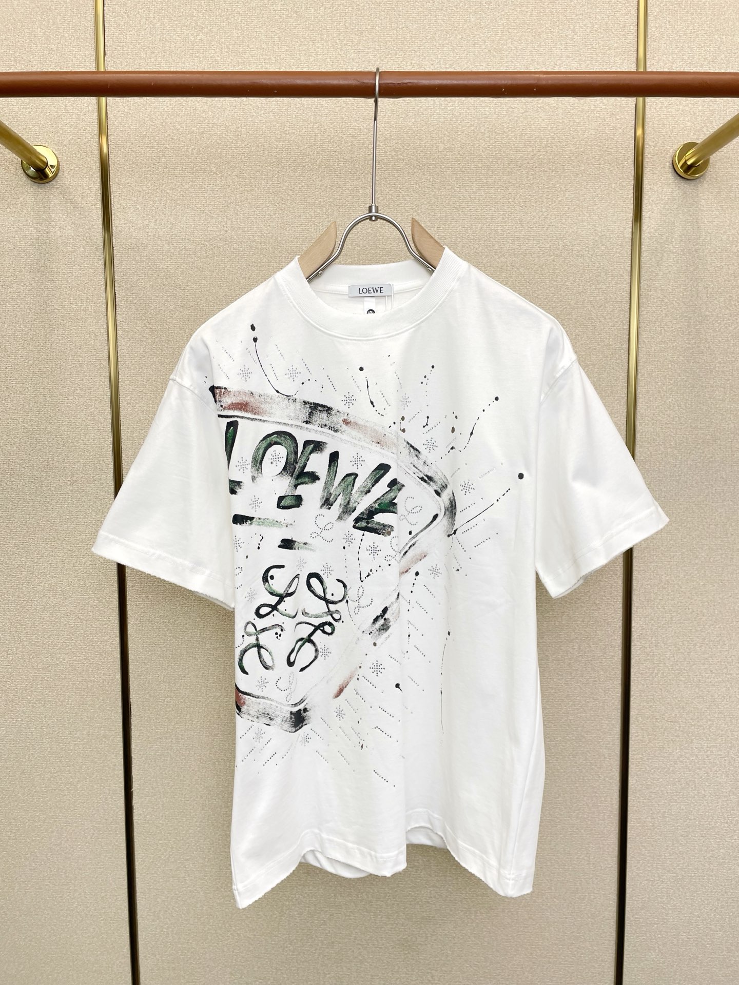 NO:776131,.LOEWE is a must-have new model of original men's casual short-sleeves. High-end customization. High-end version. Fashionable and versatile imported fabrics. Super soft and delicate feel. Skin-friendly and comfortable to wear. High-end boutique. The upper body is finely made by the factory. It is a must-have item for men. Three standards are complete. Size M-3XL,,loewe,loewe,T-shirt,19860909.LOEWE罗意威砸锅卖铁都要上的新款新款原单男士休闲短袖 高端定制 高端版本 时尚百搭爆款进口面料 手感超柔软细腻 穿着亲肤舒适 高端精品 代工厂精细做上身非常赞 男士必备单品 三标齐全 码数M-3XL,,loewe,loewe,T-shirt,,Men's clothing