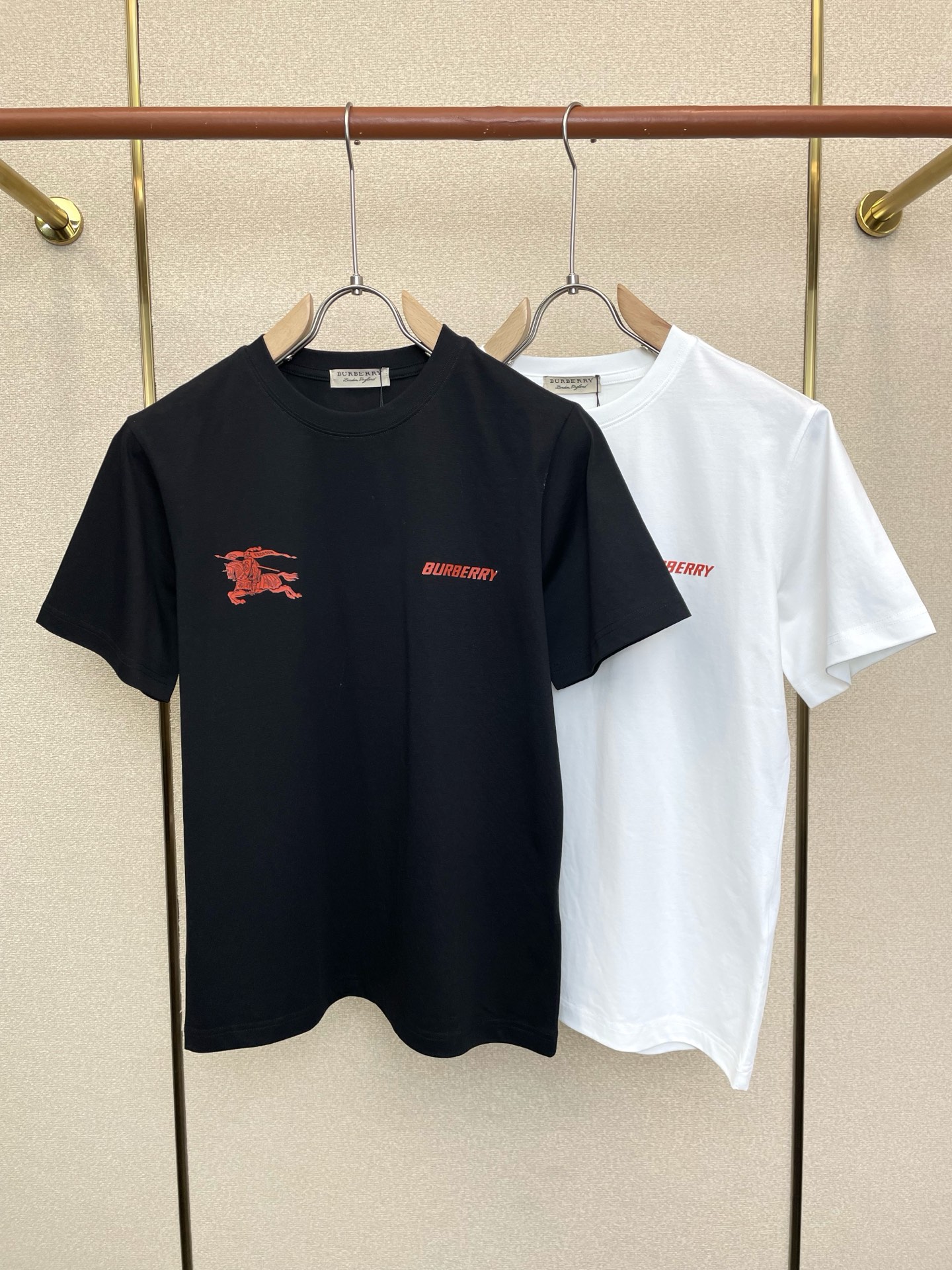 NO:776121,.Burberry's new and popular original men's casual short-sleeved short sleeves. High-end customization. High-end version. Fashionable and versatile imported fabrics. Super soft and delicate feel. Skin-friendly and comfortable to wear. High-end boutique. The upper body is finely made by the factory. It is a must-have item for men. Three complete standards. Size S-2XL,,burberry,burberry,T-shirt,19860909.Burberry巴宝莉砸锅卖铁都要上的新款新款原单男士休闲短袖 高端定制 高端版本 时尚百搭爆款进口面料 手感超柔软细腻 穿着亲肤舒适 高端精品 代工厂精细做上身非常赞 男士必备单品 三标齐全 码数S-2XL,,burberry,burberry,T-shirt,,Men's clothing