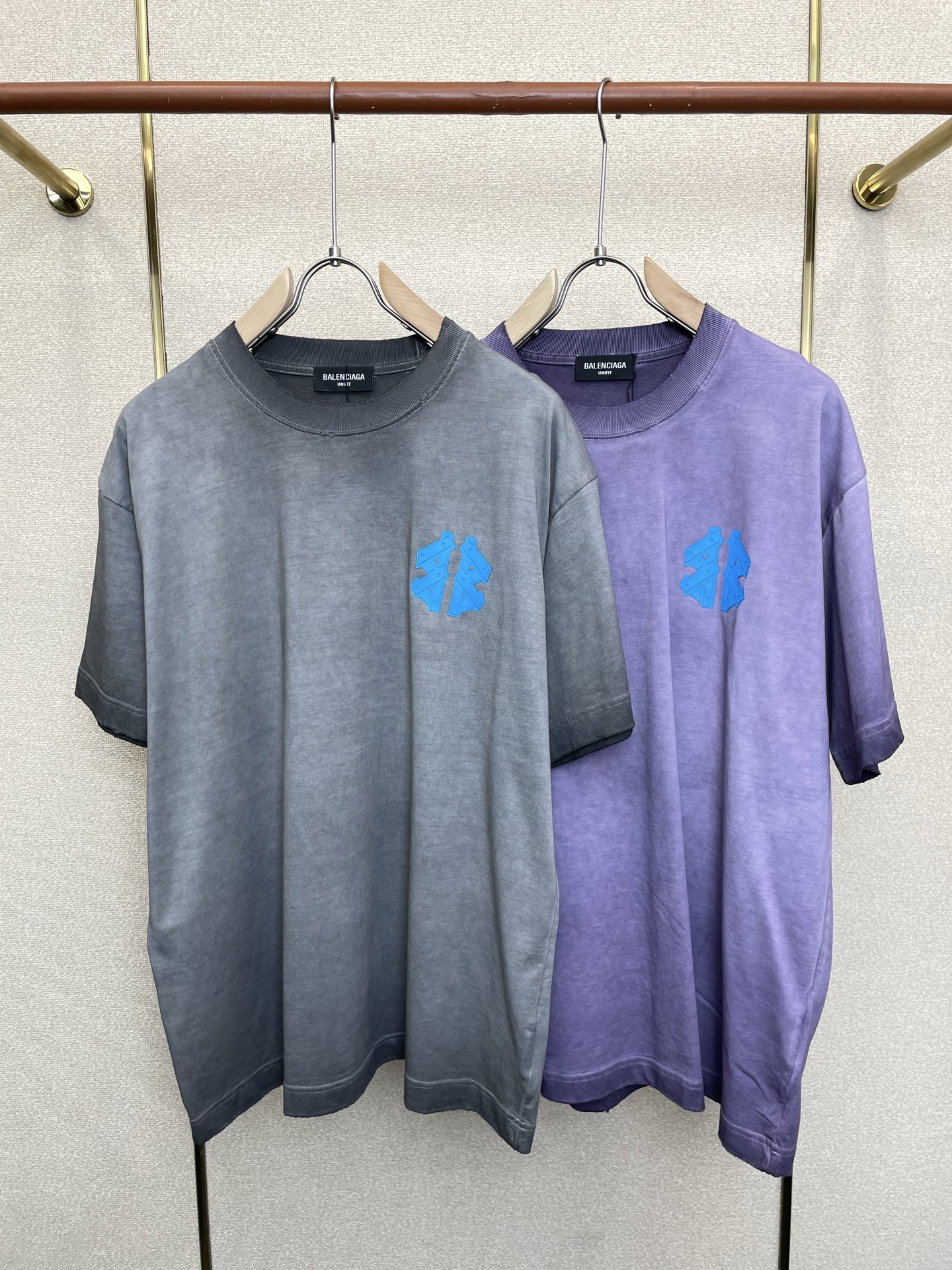 NO:776098,.Balenciaga's new and original men's casual short-sleeves are sold all over the world. High-end customization. High-end version. Fashionable and versatile imported fabrics. Super soft and delicate feel. Skin-friendly and comfortable to wear. High-end boutique. The upper body is finely made by the factory. It is a must-have item for men. Three standards are complete. Size S-2XL,,balenciaga,balenciaga,T-shirt,19860909.Balenciaga巴黎世家砸锅卖铁都要上的新款新款原单男士休闲短袖 高端定制 高端版本 时尚百搭爆款进口面料 手感超柔软细腻 穿着亲肤舒适 高端精品 代工厂精细做上身非常赞 男士必备单品 三标齐全 码数S-2XL,,balenciaga,balenciaga,T-shirt,,Men's clothing