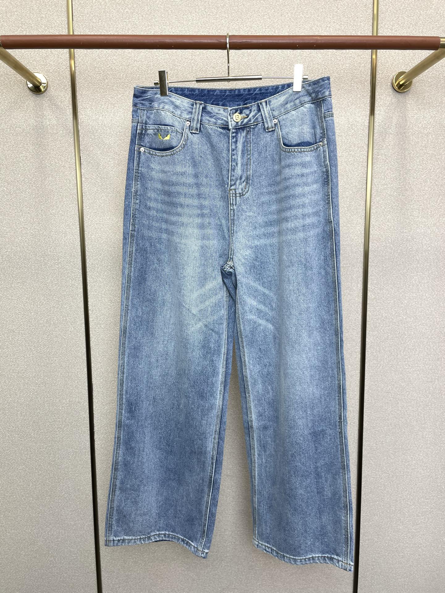 NO:776059,.FENDI Fendi’s new high-end version of wide-leg jeans is a must-have!  Custom-made fabrics at the counter are highly breathable and comfortable, with impeccable details and brand element design concepts, reflecting high quality. It feels delicate and soft!  It presents a casual cut and the upper body shape is awesome!  Size M-3XL,,fendi,fendi,jeans,19860909.FENDI芬迪砸锅卖铁都要上的新款新款阔腿牛仔裤高端版本！专柜定制面料 透气舒适度高,细节无可挑剔,品牌元素设计理念,体现高品质.手感细腻柔软！呈现休闲裁剪,上身版型超赞！码数M-3XL,,fendi,fendi,jeans,,Men's clothing