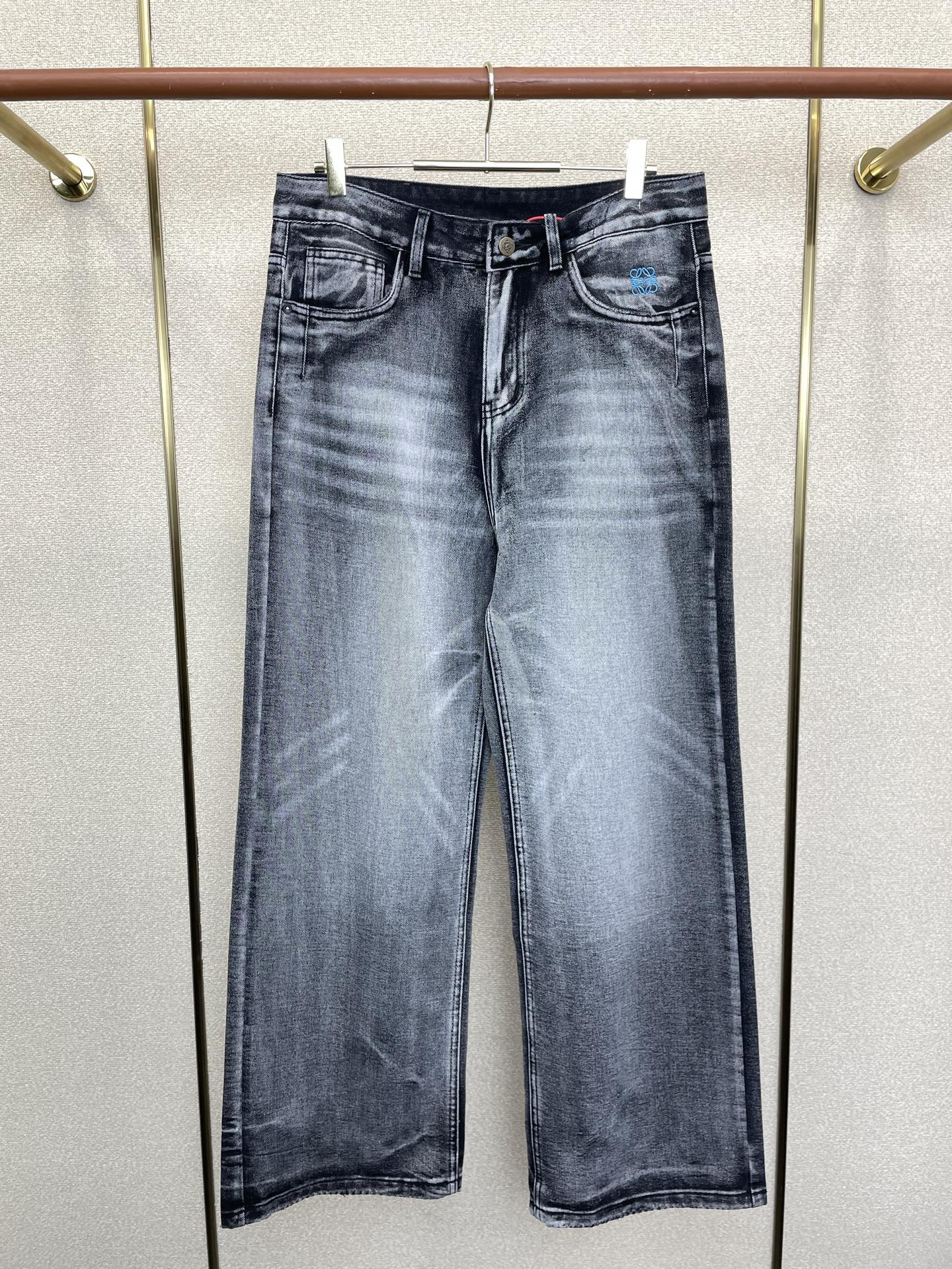 NO:776067,.LOEWE's new high-end version of wide-leg jeans is a must-have.  Custom-made fabrics at the counter are highly breathable and comfortable, with impeccable details and brand element design concepts, reflecting high quality. It feels delicate and soft!  It presents a casual cut and the upper body shape is awesome!  Size M-3XL,,loewe,loewe,jeans,19860909.LOEWE罗意威砸锅卖铁都要上的新款新款阔腿牛仔裤高端版本！专柜定制面料 透气舒适度高,细节无可挑剔,品牌元素设计理念,体现高品质.手感细腻柔软！呈现休闲裁剪,上身版型超赞！码数M-3XL,,loewe,loewe,jeans,,Men's clothing