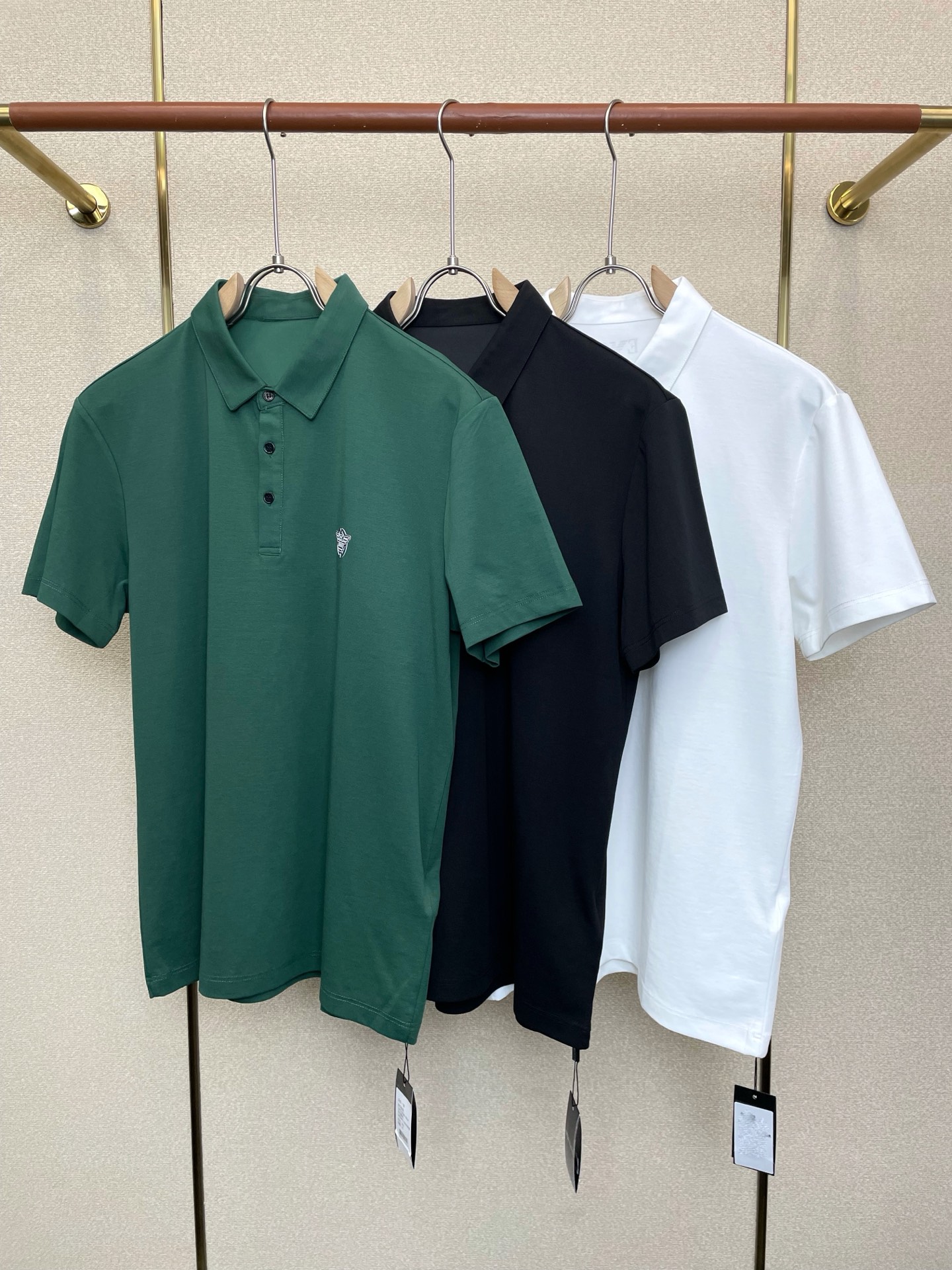 NO:873531,.Armani is a must-have new model of original men's casual short-sleeves. High-end customization. High-end version. Fashionable and versatile imported fabrics. Super soft and delicate feel. Skin-friendly and comfortable to wear. High-end boutique. The upper body is exquisitely made by the factory. A must-have item for men. Three complete standards. Size 48-58, armani, armani, T-shirt,19860909.Armani阿玛尼砸锅卖铁都要上的新款新款原单男士休闲短袖 高端定制 高端版本 时尚百搭爆款进口面料 手感超柔软细腻 穿着亲肤舒适 高端精品 代工厂精细做上身非常赞 男士必备单品 三标齐全 码数48-58,,armani,armani,T-shirt,,Men's clothing