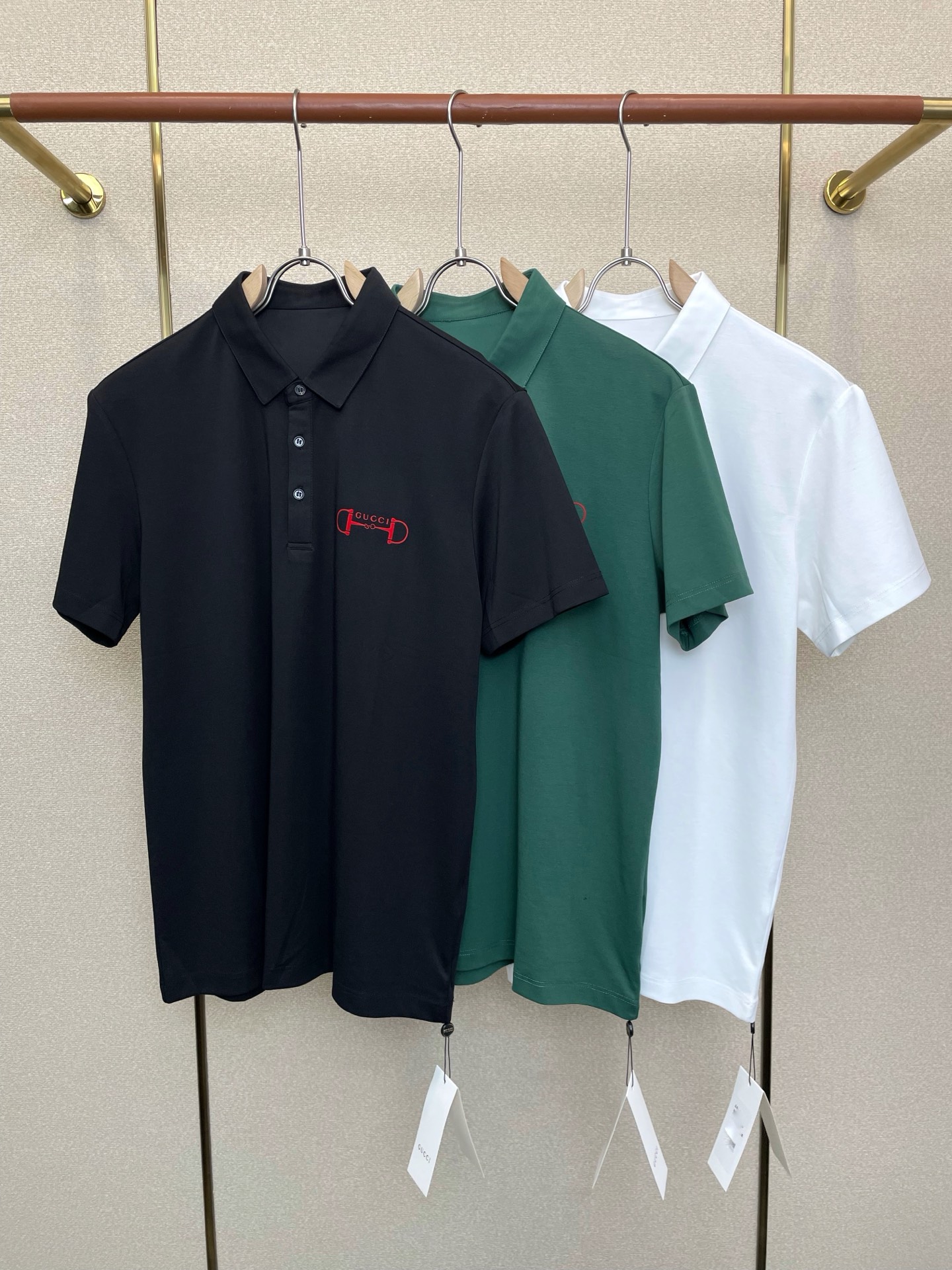 NO:873529,.Gucci Gucci is a must-have new model, original men's casual short-sleeves, high-end customization, high-end version, fashionable and versatile imported fabrics, super soft and delicate to the touch, skin-friendly and comfortable to wear, high-end boutique, exquisite upper body made by the factory, very good, a must-have item for men, complete with three standards, code number 48-58,, gucci, gucci, T-shirt,19860909.Gucci古驰砸锅卖铁都要上的新款新款原单男士休闲短袖 高端定制 高端版本 时尚百搭爆款进口面料 手感超柔软细腻 穿着亲肤舒适 高端精品 代工厂精细做上身非常赞 男士必备单品 三标齐全 码数48-58,,gucci,gucci,T-shirt,,Men's clothing