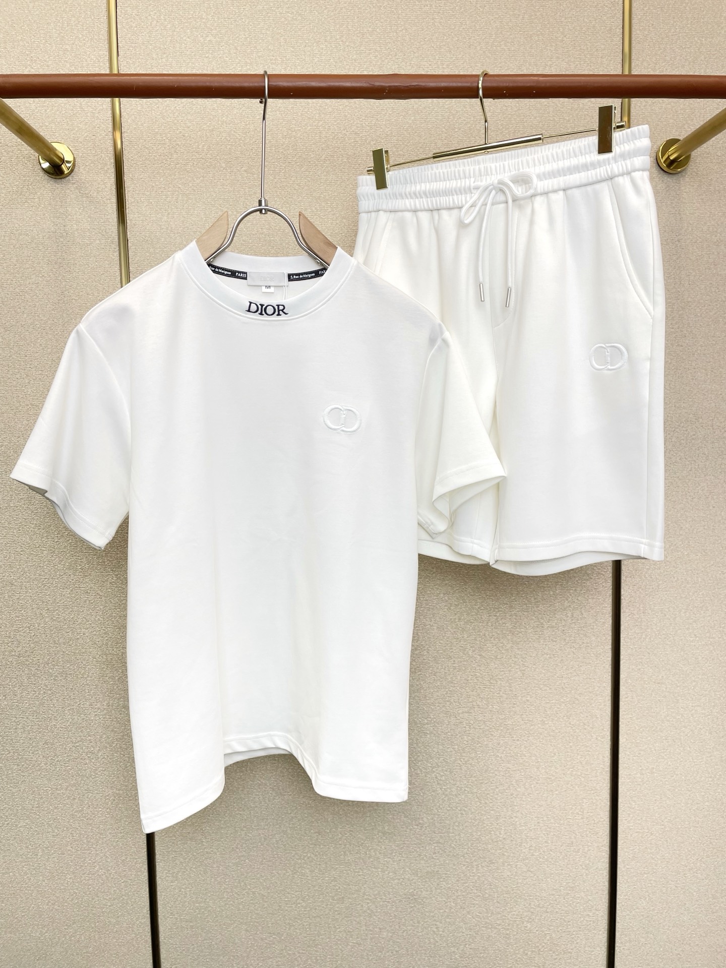 NO:873467,/Set. Dior’s new style short-sleeved suit that everyone must buy at Dior’s counters. Breathable, comfortable and casual!  Full of high-end feel!  The details are exquisite and high-end, and the workmanship is impeccable!  The original high-end fabric is very high-end!  The fabric is soft, delicate and comfortable, moisture-absorbent, quick-drying and breathable, neat and stylish. Size M-3XL,, dior, dior, T-shirt,19860909/套.Dior迪奥砸锅卖铁都要上的新款新款专柜同款短袖套装 透气舒适休闲！高级感满满！细节精致高档,做工无可挑剔！原版高端面料很显高级！面料柔软细腻舒适 吸湿速干透气,利落有型.码数M-3XL,,dior,dior,T-shirt,,Men's clothing