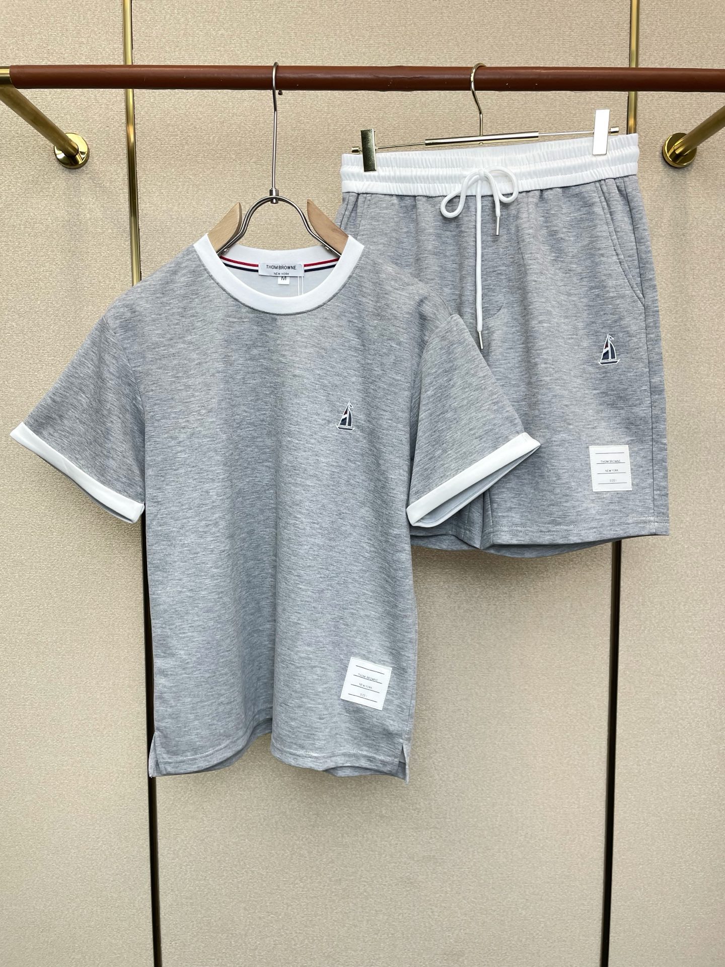 NO:873485,/Set. Thom Browne’s new short-sleeved suit is the same style in the counters that everyone will buy. Breathable, comfortable and casual!  Full of high-end feel!  The details are exquisite and high-end, and the workmanship is impeccable!  The original high-end fabric is very high-end!  The fabric is soft, delicate and comfortable, moisture-absorbent, quick-drying and breathable, neat and stylish. Size M-3XL,,thom browne,T-shirt,19860909/套.Thom Browne汤姆布朗砸锅卖铁都要上的新款新款专柜同款短袖套装 透气舒适休闲！高级感满满！细节精致高档,做工无可挑剔！原版高端面料很显高级！面料柔软细腻舒适 吸湿速干透气,利落有型.码数M-3XL,,thom browne,T-shirt,,Men's clothing