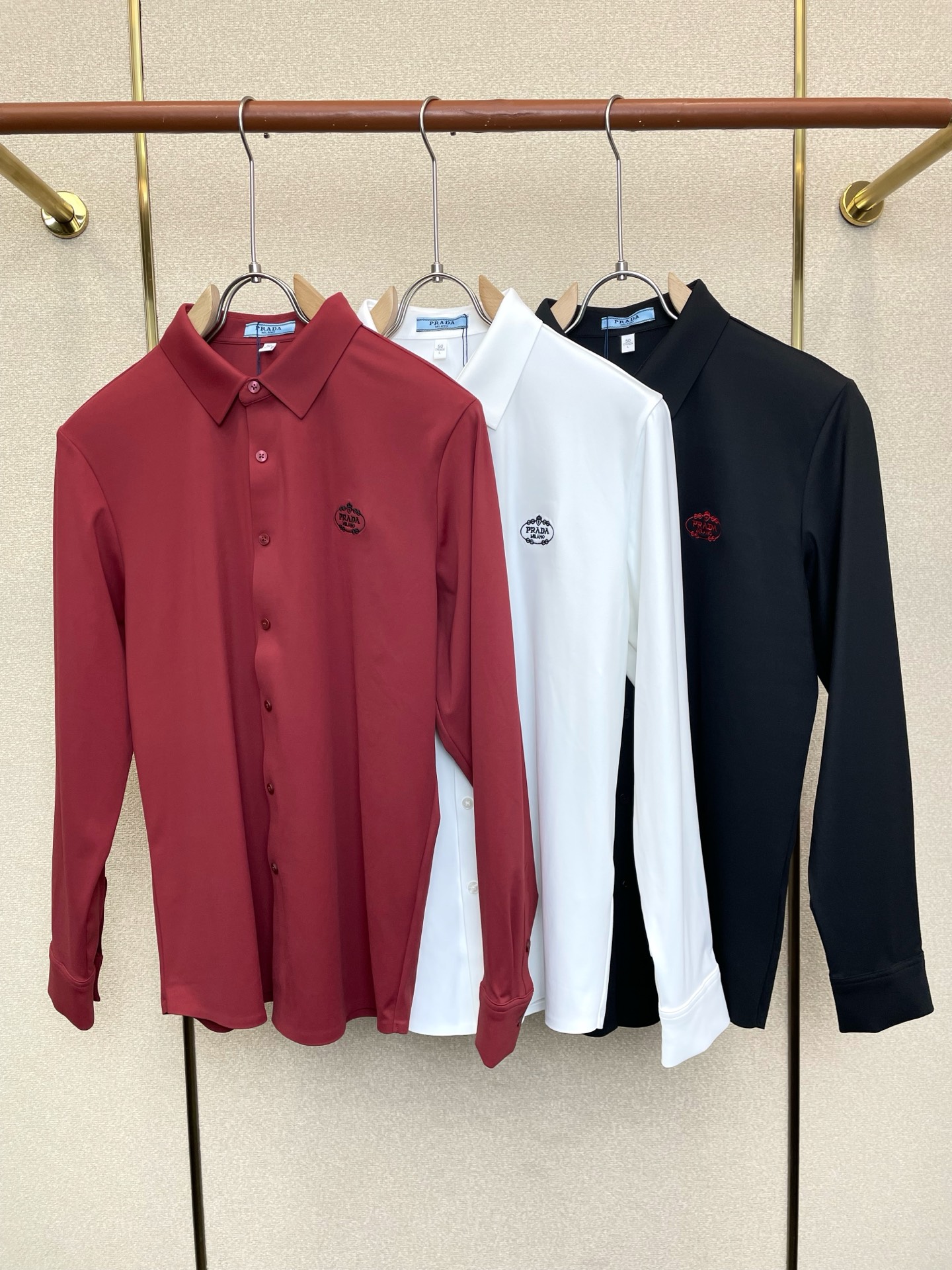 NO:873502,.Prada is a must-have new style original men's casual long sleeve. High-end customization. High-end version. Fashionable and versatile imported fabric. A must-have for autumn. It feels super soft and delicate. It is skin-friendly and comfortable to wear. High-end boutique. The upper body is exquisitely made by the factory. A must-have item for men. Three complete standards. Size M-4XL,, prada, prada,19860909.Prada普拉达砸锅卖铁都要上的新款新款原单男士休闲长袖 高端定制 高端版本 时尚百搭爆款进口面料 入秋必备 手感超柔软细腻 穿着亲肤舒适 高端精品 代工厂精细做上身非常赞 男士必备单品 三标齐全 码数M-4XL,,prada,prada,,Men's clothing